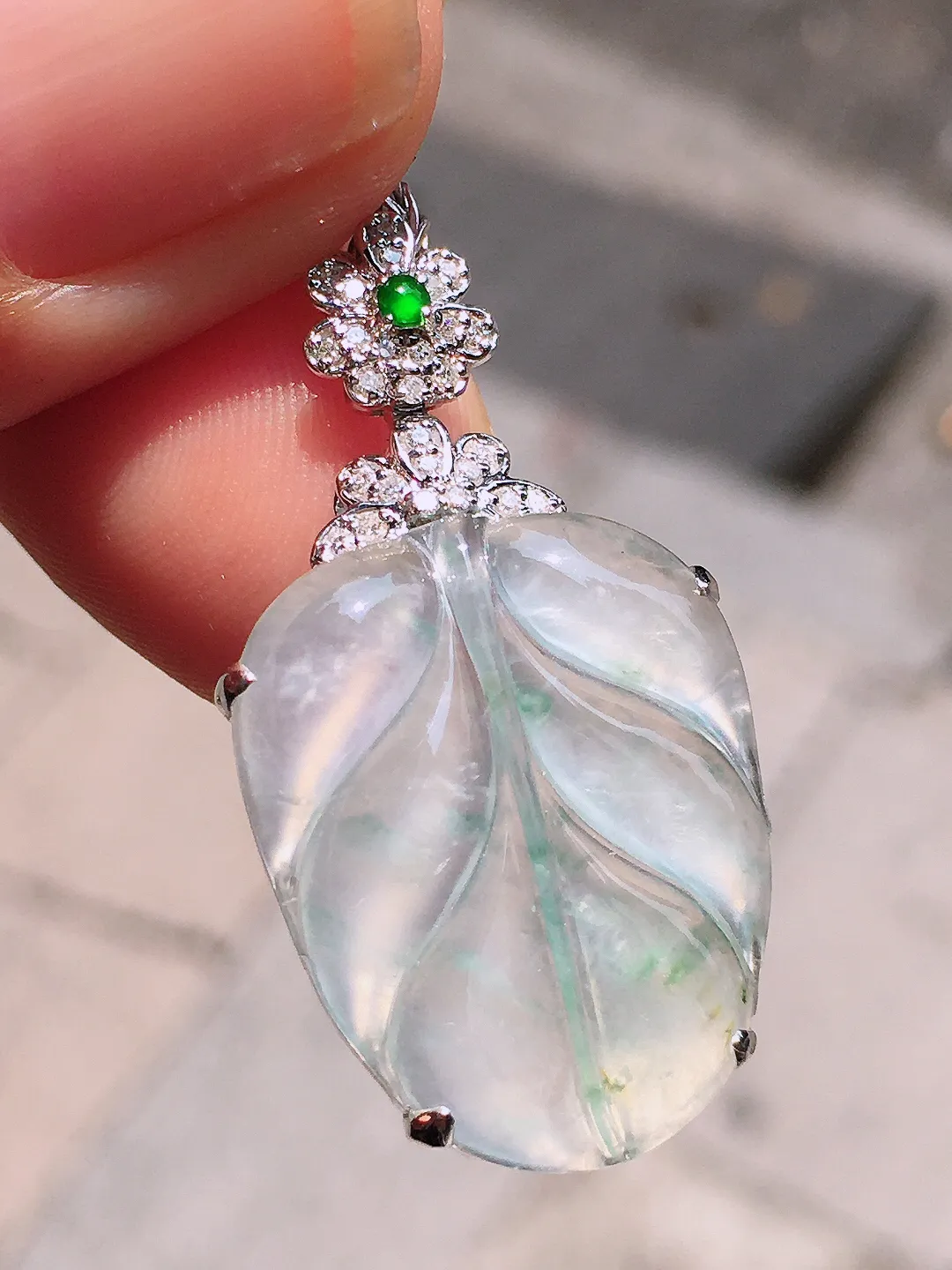 冰飘花玉叶吊坠，色泽艳丽，玉质细腻，荧光感超
强，饱满圆润，气质满满。18k
金豪华镶嵌