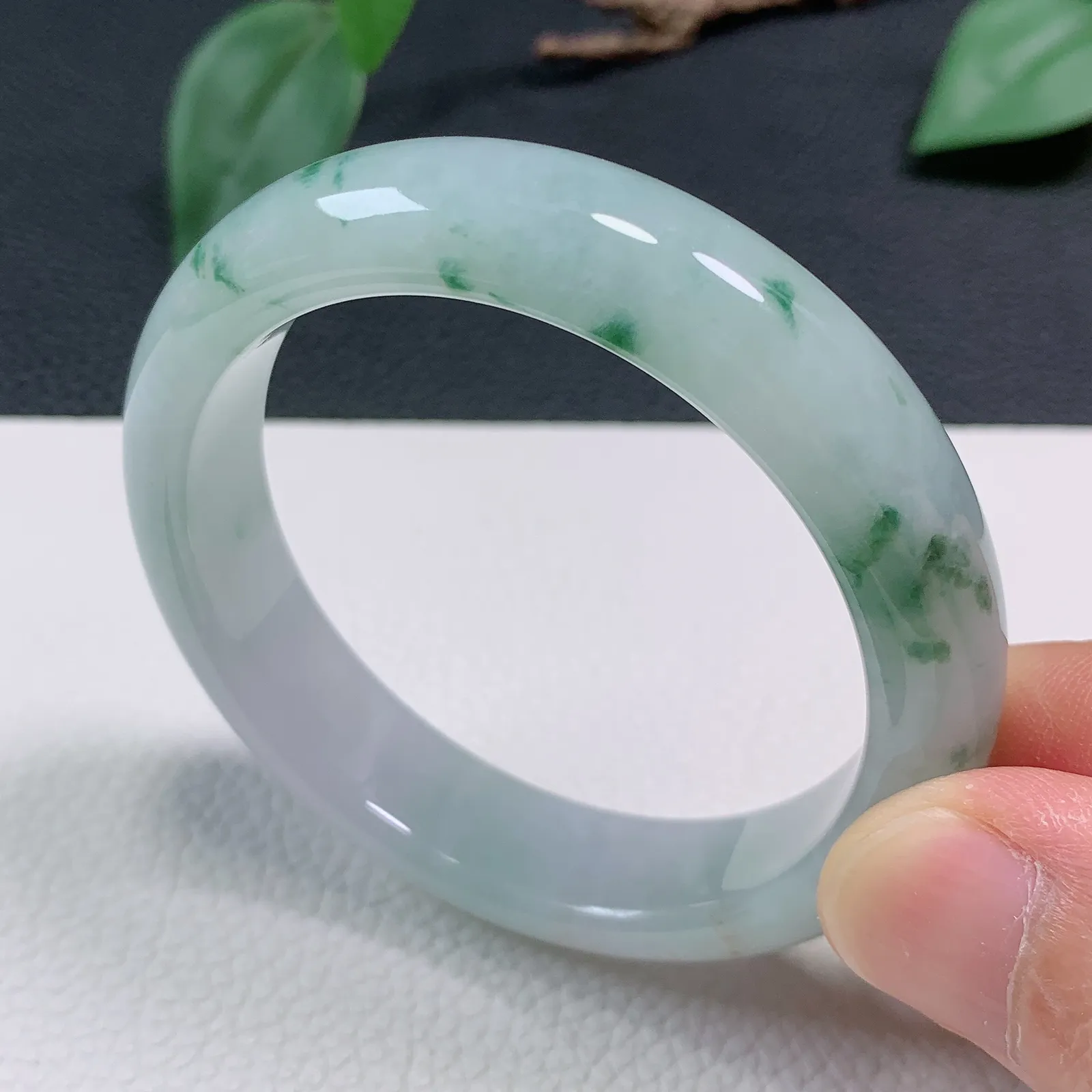 天然翡翠圈口52-53老坑冰透飘绿花手镯 玉质细腻 种水好 尺寸：52.3-12.6-7.7mm  