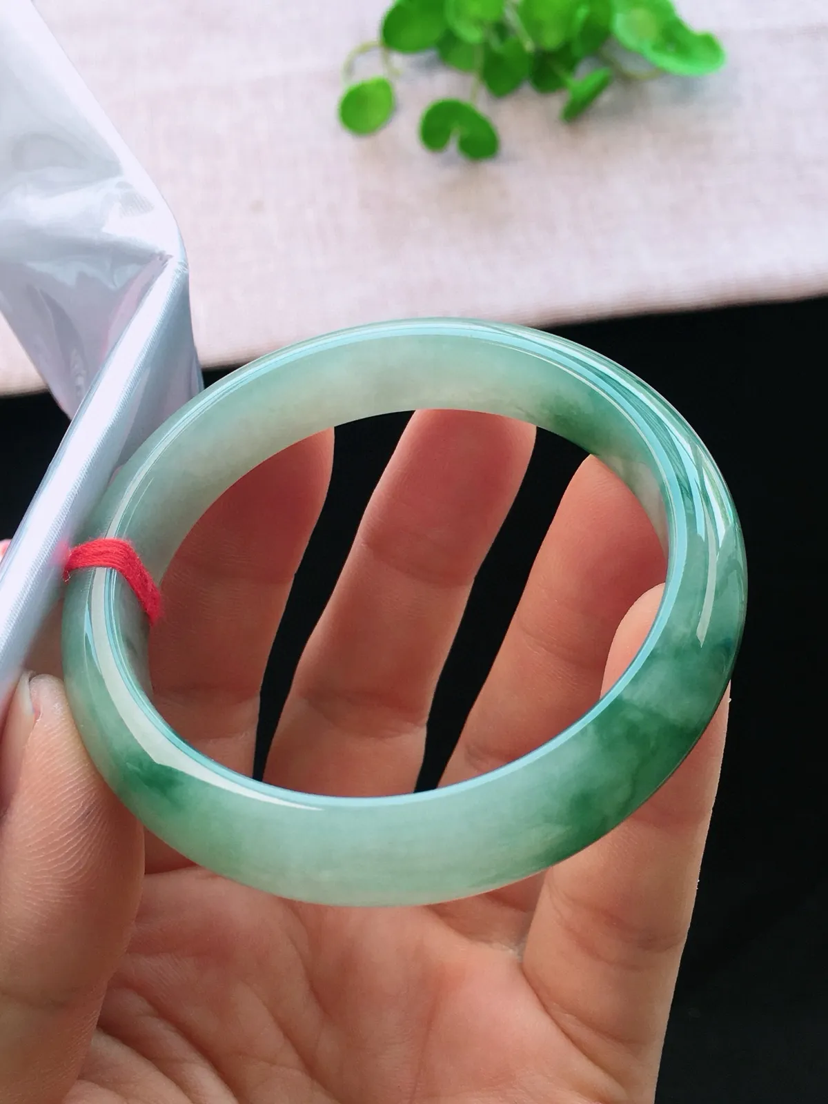 正圈56-57可戴，种老水足，尺寸56.5/12.4/7.4mm，冰飘花正圈翡翠手镯