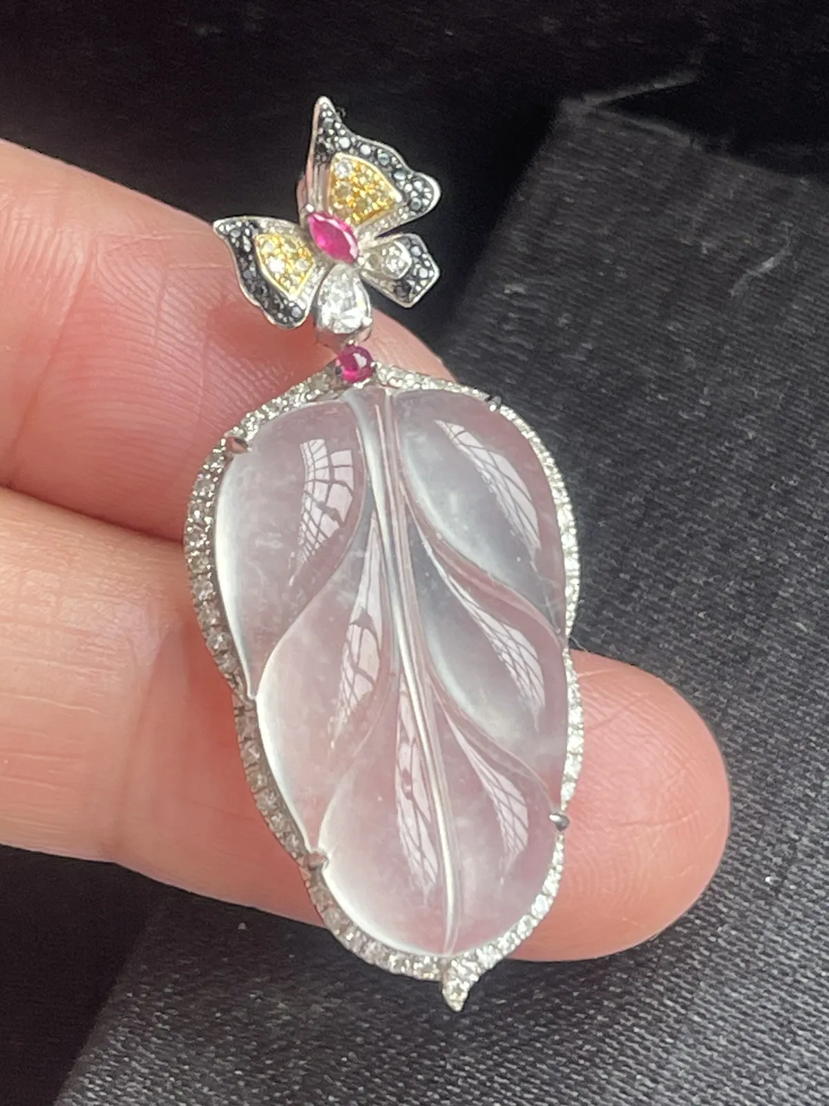 缅甸翡翠A货，金枝玉叶，事业有成，学业有成，上身效果非常美，裸石尺寸25.6/15.5/5