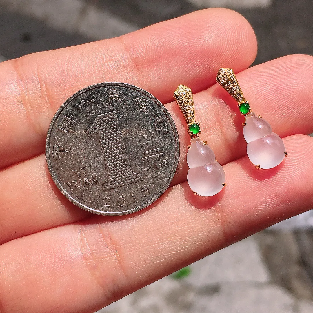冰种葫芦耳坠，玉质细腻，荧光感超
强，饱满圆润，气质满满。18k
金豪华镶嵌