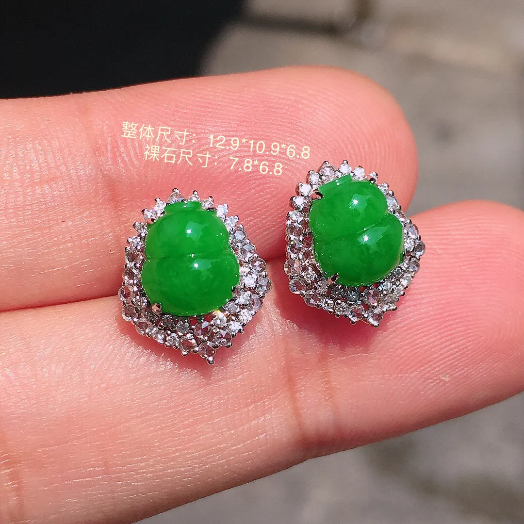 阳绿葫芦耳钉，色泽均匀艳丽，玉质细腻，荧光感超
强，饱满圆润，气质满满。18k
金豪华镶嵌