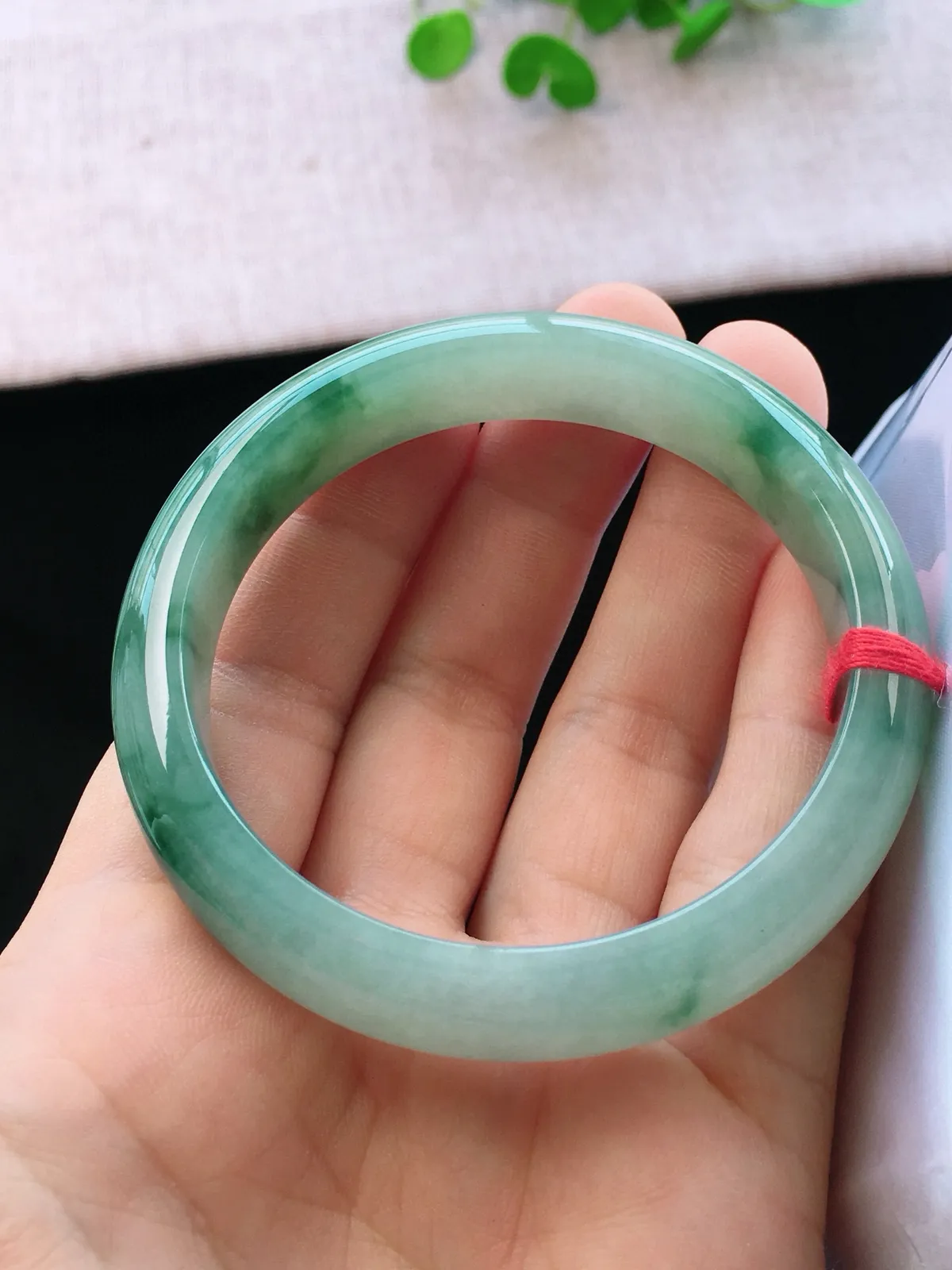 正圈56-57可戴，种老水足，尺寸56.5/12.4/7.4mm，冰飘花正圈翡翠手镯