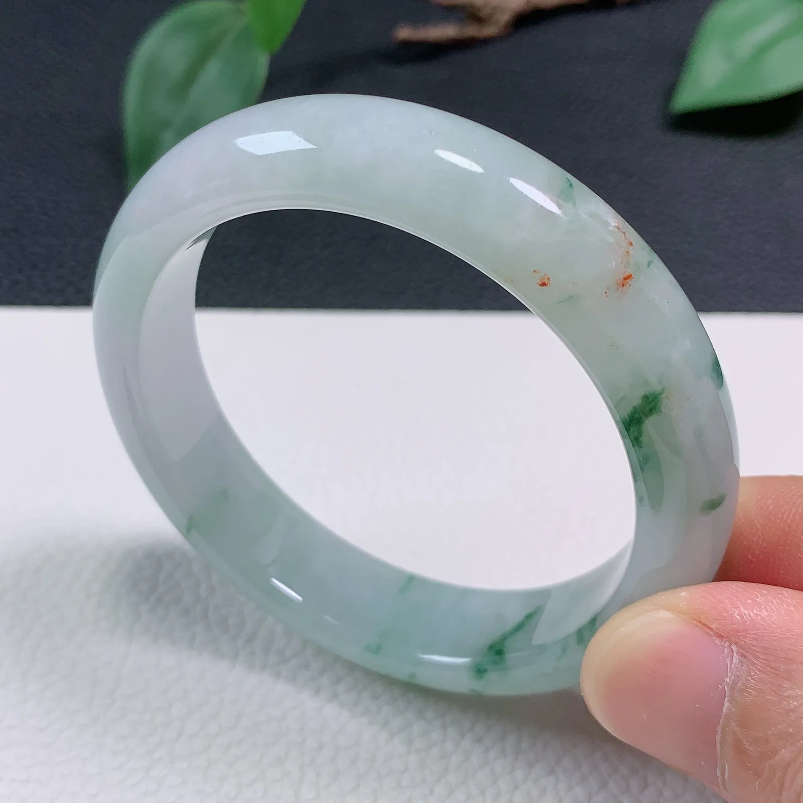 天然翡翠圈口52-53老坑冰透飘绿花手镯 玉质细腻 种水好 尺寸：52.3-12.6-7.7mm  M33