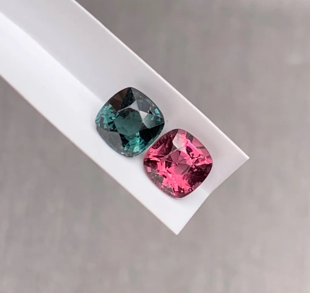 1.1克拉天然尖晶石撞色耳钉  颜色漂亮  火彩棒尺寸约4.6×4.5mm