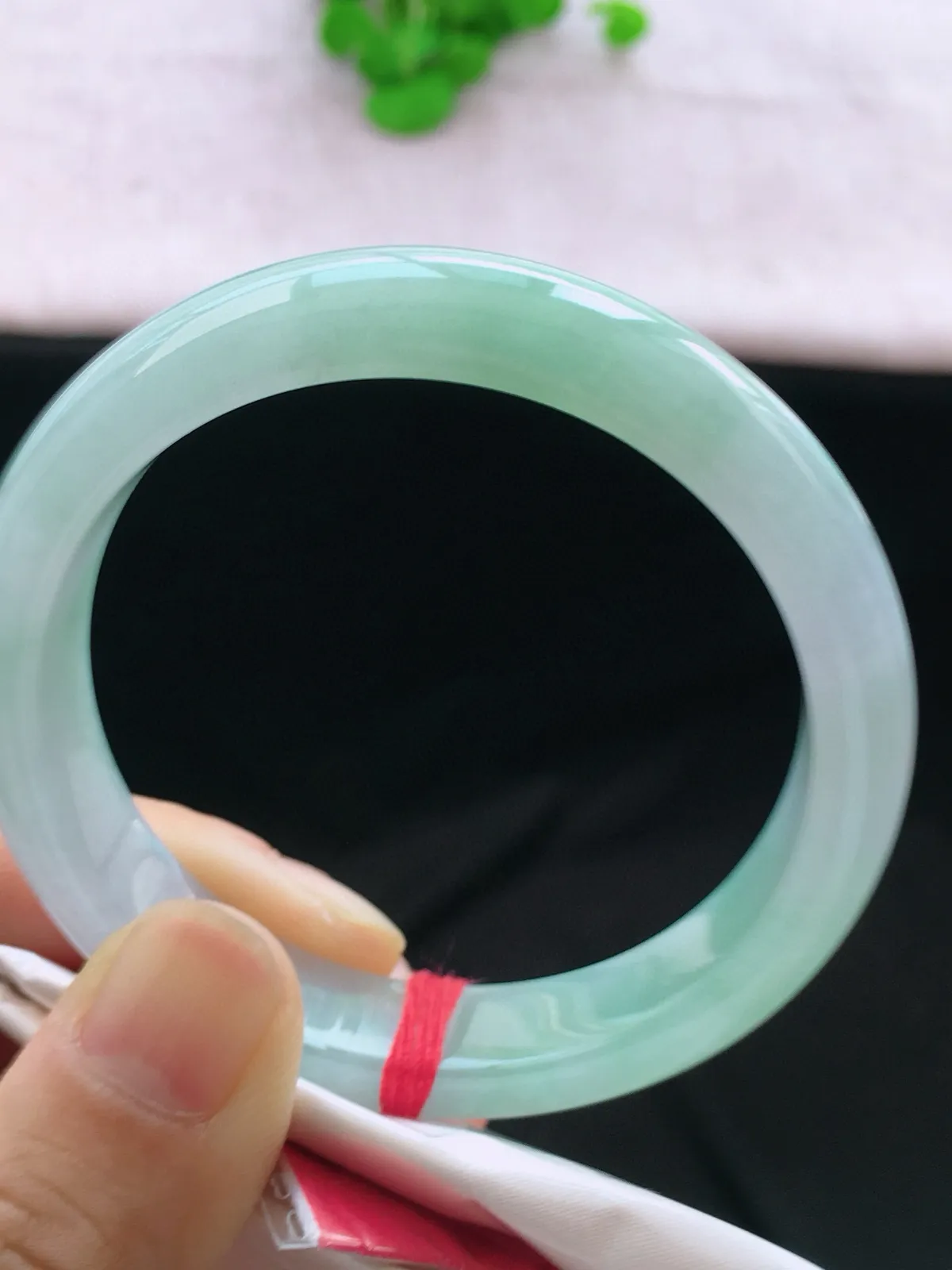 正圈54-55可戴，种老水足，尺寸55/11.7/7.4mm，冰飘绿正圈翡翠手镯
