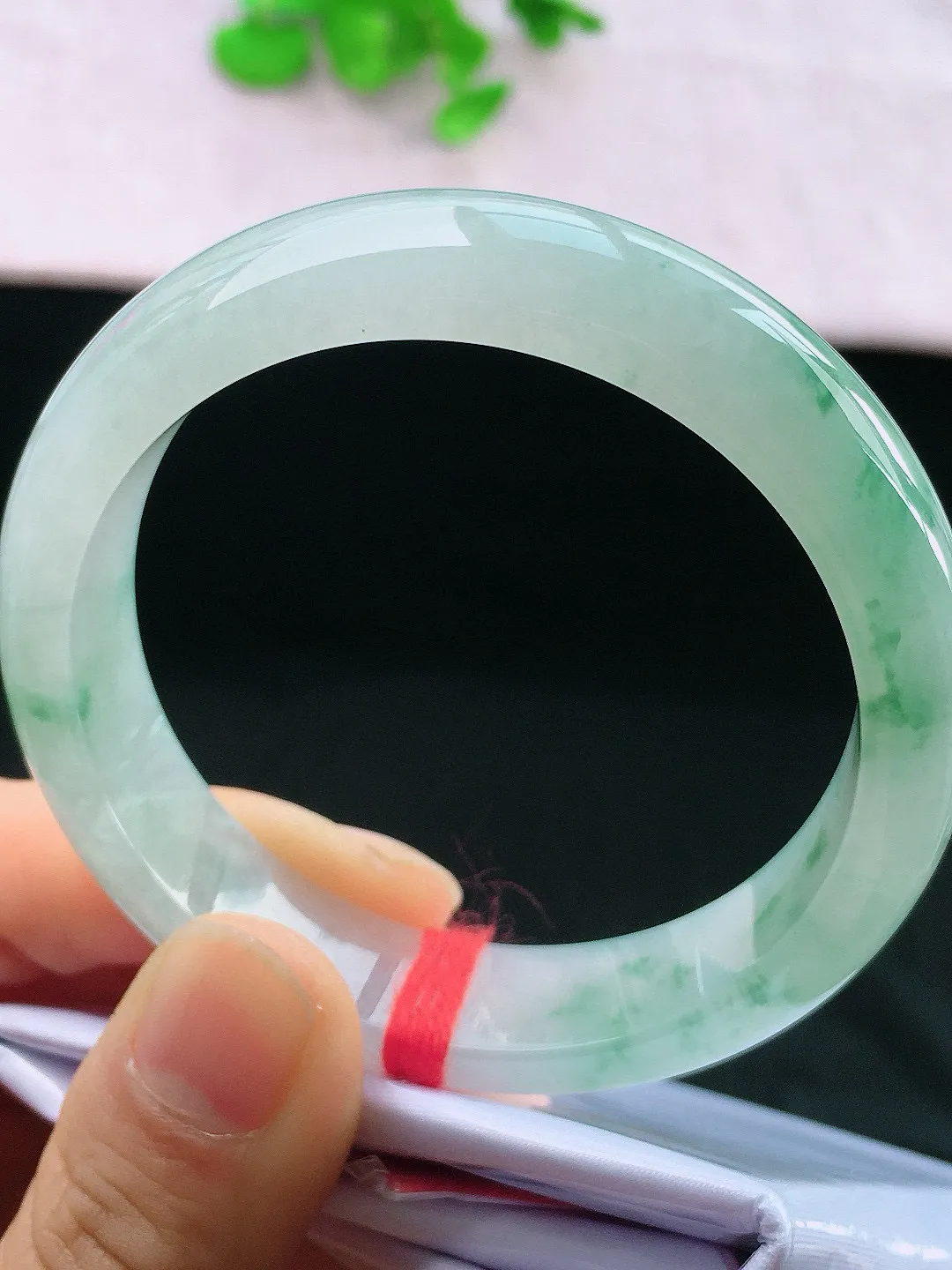 正圈54-55可戴，种老水足，尺寸55/13.5/7.8mm，冰飘花正圈翡翠手镯