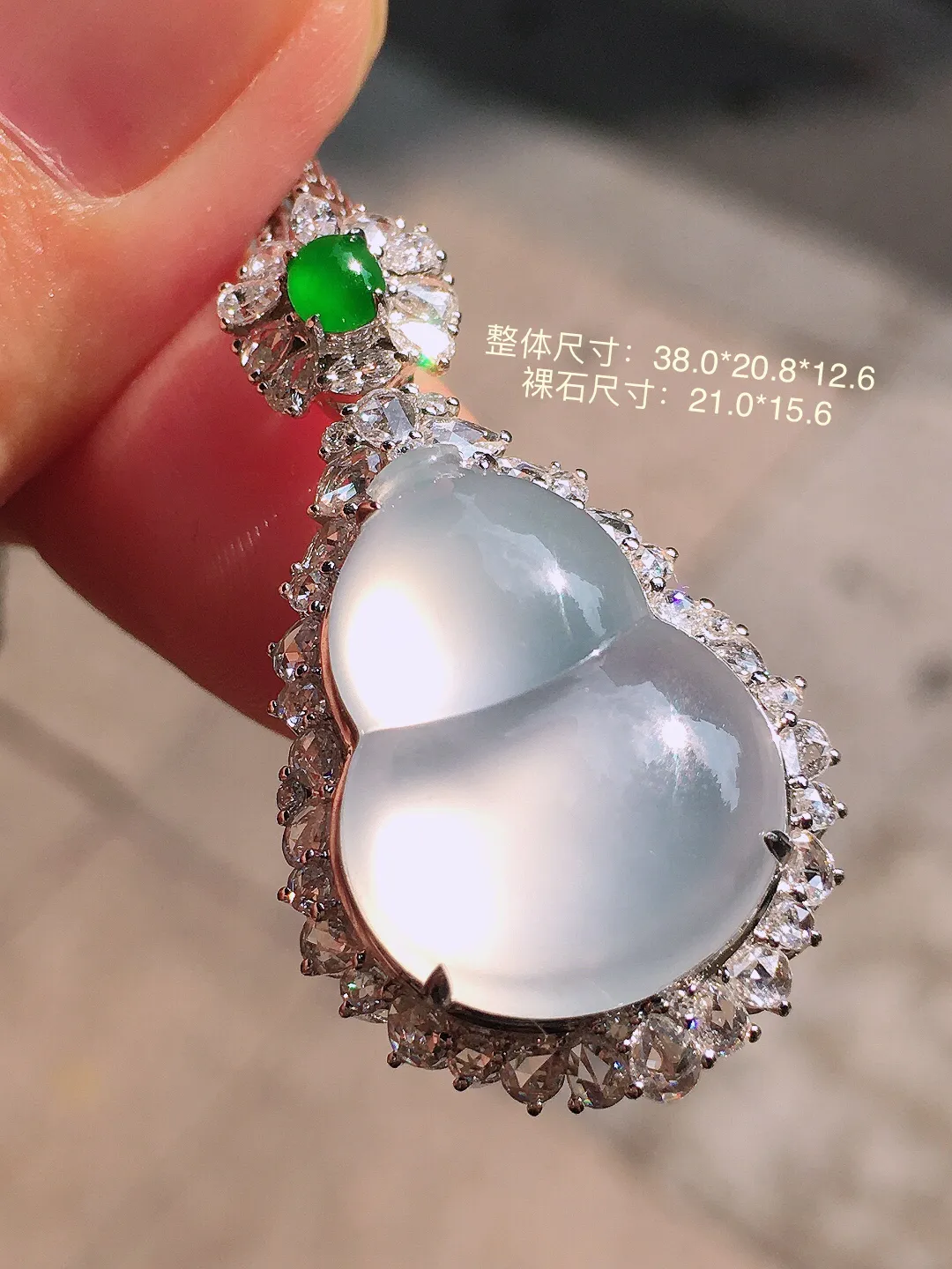 冰种葫芦吊坠，玉质细腻，荧光感超
强，饱满圆润，气质满满。18k
金豪华镶嵌