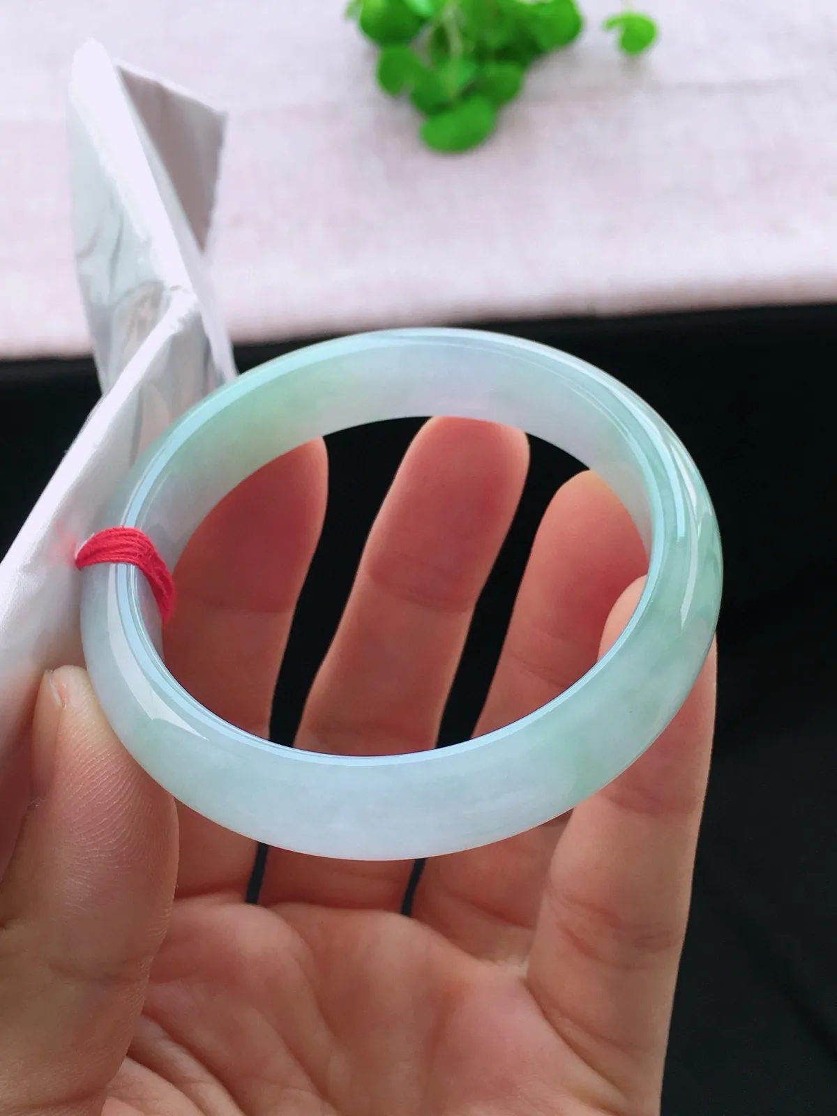 正圈54-55可戴，种老水足，尺寸55/11.7/7.4mm，冰飘绿正圈翡翠手镯