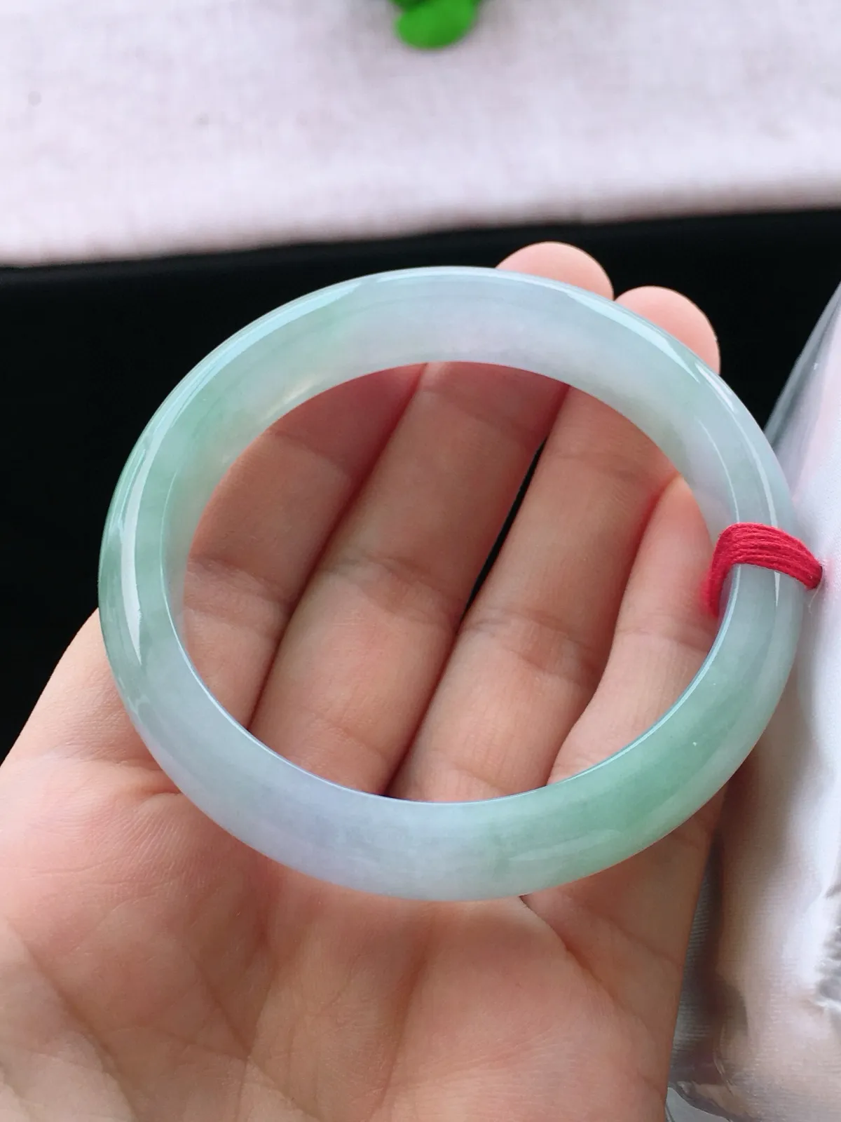 正圈54-55可戴，种老水足，尺寸55/11.7/7.4mm，冰飘绿正圈翡翠手镯