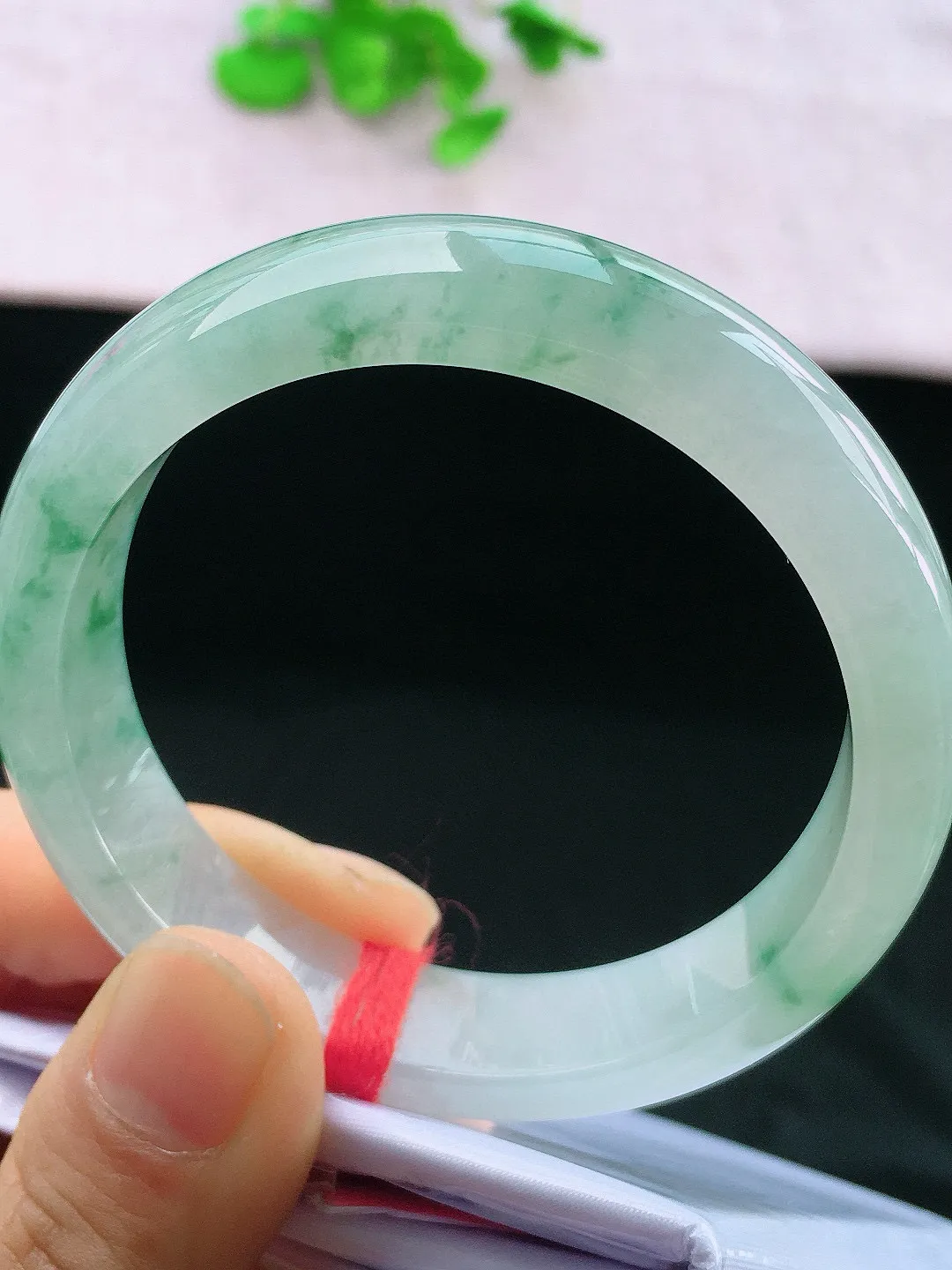 正圈54-55可戴，种老水足，尺寸55/13.5/7.8mm，冰飘花正圈翡翠手镯