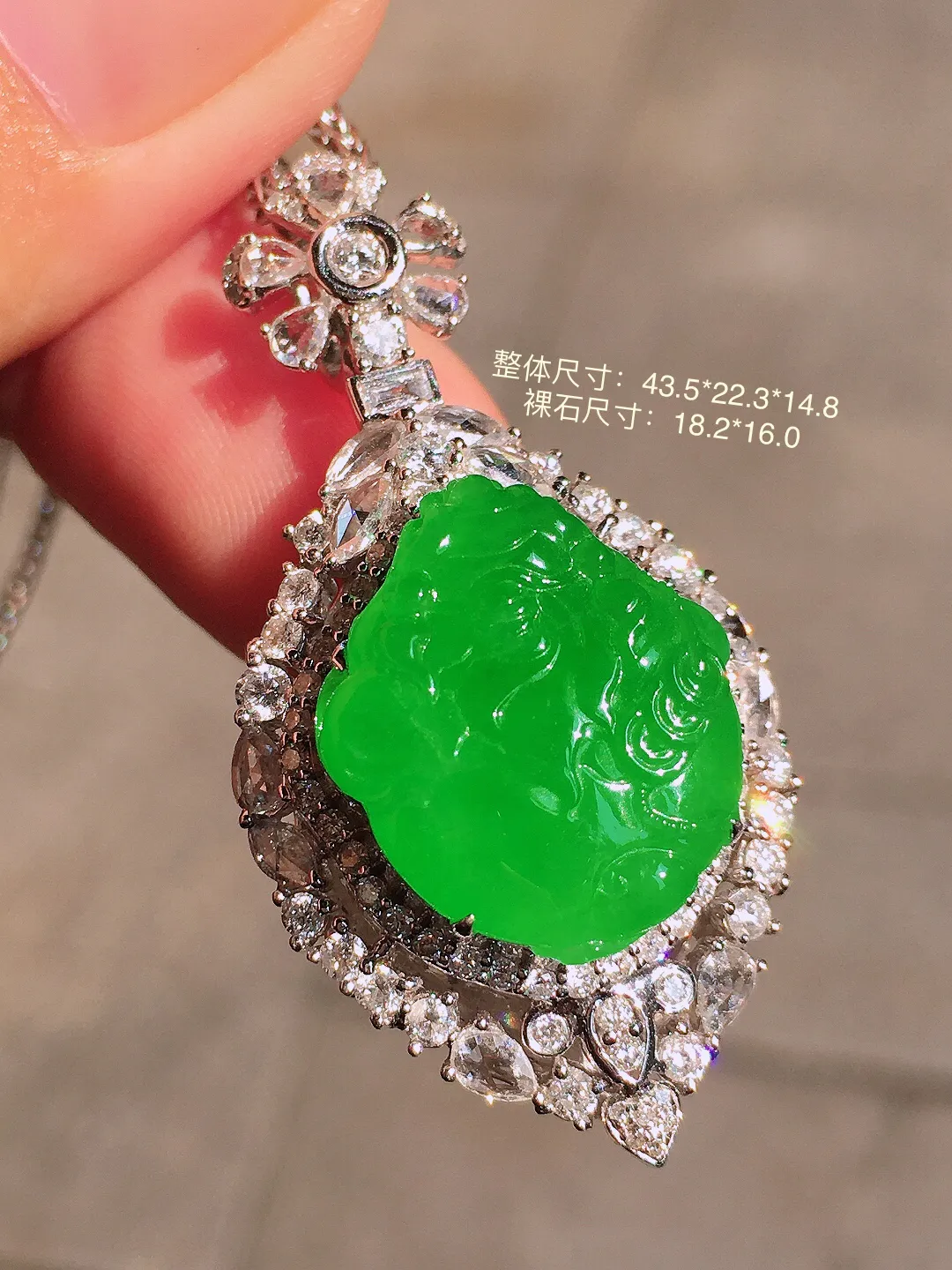 阳绿貔貅吊坠，色泽均匀艳丽，玉质细腻，荧光感超
强，饱满圆润，气质满满。18k
金豪华镶嵌