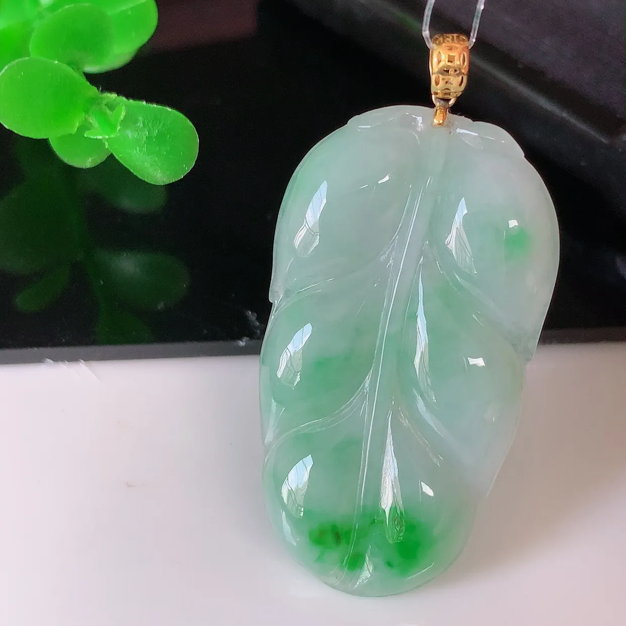 18K金镶嵌冰润飘绿叶子翡翠吊坠 ，种水足，色泽清新，工艺精湛，叶子寓意美好；金枝玉叶，事业有成。#49.27整体39裸石34.2-19.5-3.6