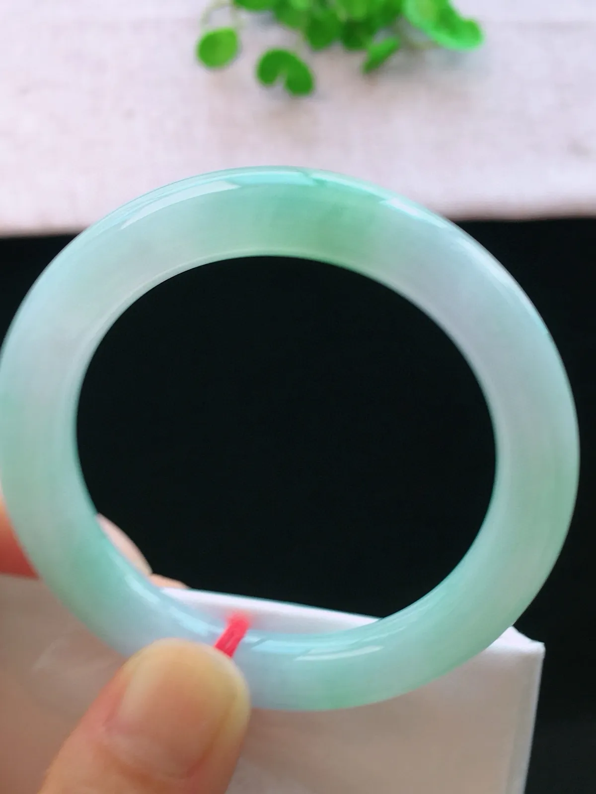 正圈52-53可戴，种老水足，尺寸51.5/9.7/9.6mm，冰飘绿圆条翡翠手镯