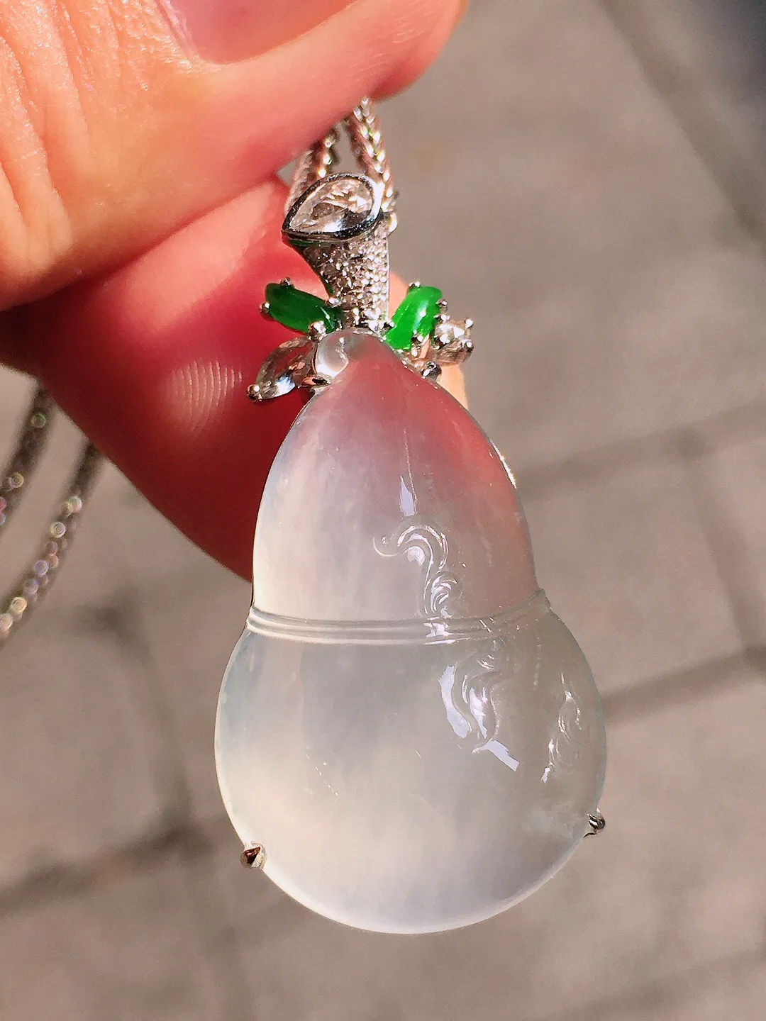 冰种葫芦吊坠，玉质细腻，荧光感超
强，饱满圆润，气质满满。18k
金豪华镶嵌