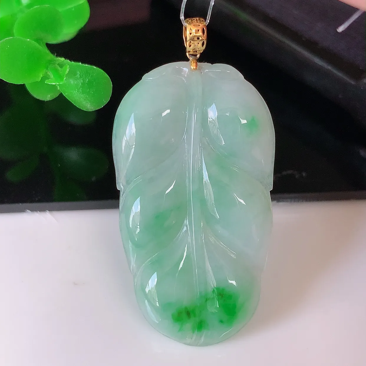 18K金镶嵌冰润飘绿叶子翡翠吊坠 ，种水足，色泽清新，工艺精湛，叶子寓意美好；金枝玉叶，事业有成。#