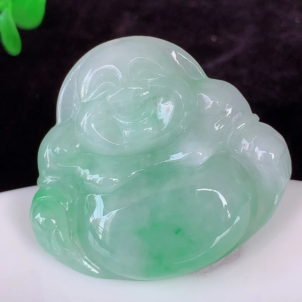 自然光实拍，冰润飘绿佛公吊坠，翡翠笑佛，饱满，开脸喜庆，配戴优雅迷人！#57.27