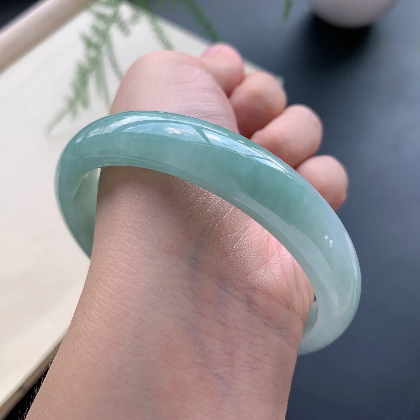 61圈口底色正圈手镯 尺寸：61-12.6-7，无纹裂，细腻光滑，色泽亮丽