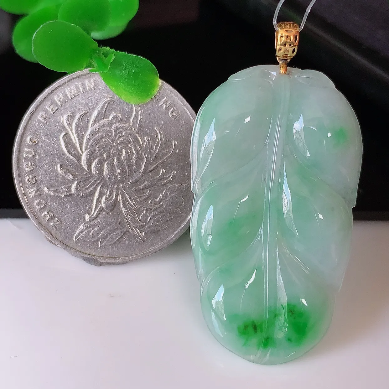 18K金镶嵌冰润飘绿叶子翡翠吊坠 ，种水足，色泽清新，工艺精湛，叶子寓意美好；金枝玉叶，事业有成。#49.27整体39裸石34.2-19.5-3.6