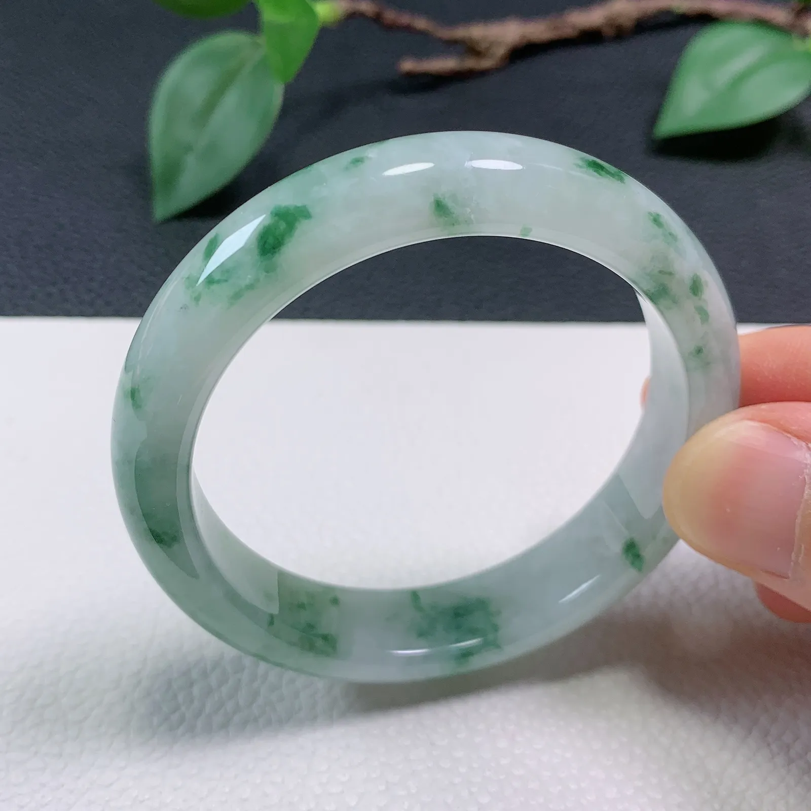 天然翡翠圈口52-53老坑冰透飘花手镯 玉质细腻 种水好 尺寸：52.3-12.5-7.6mm  M33