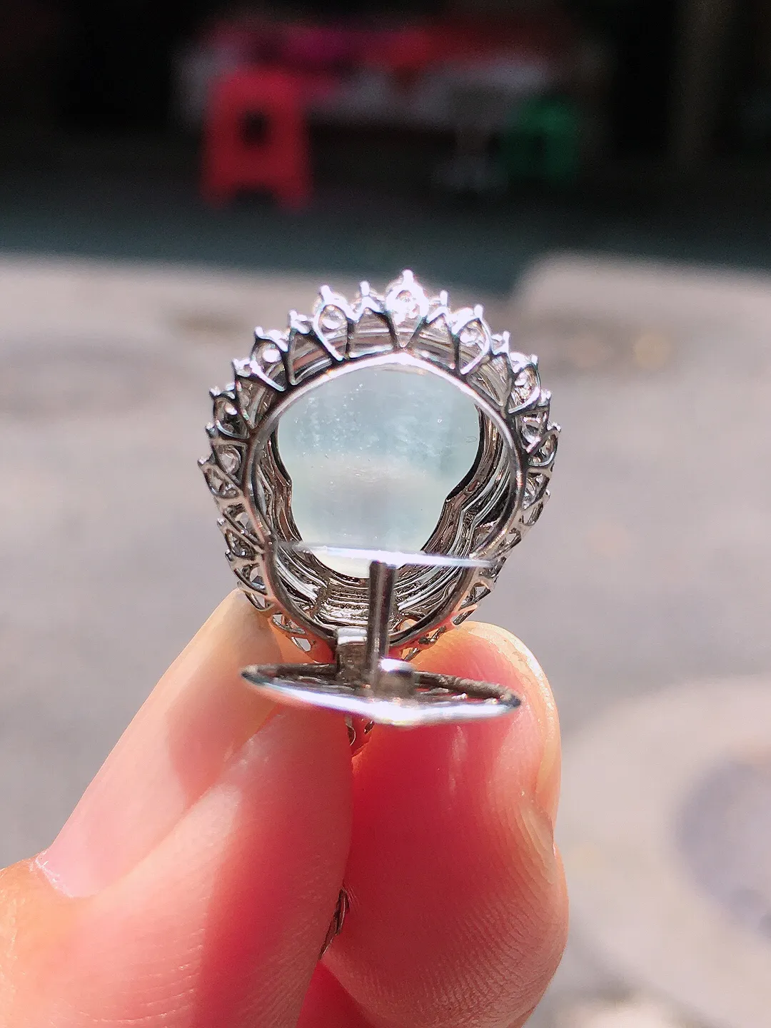 冰种葫芦吊坠，玉质细腻，荧光感超
强，饱满圆润，气质满满。18k
金豪华镶嵌