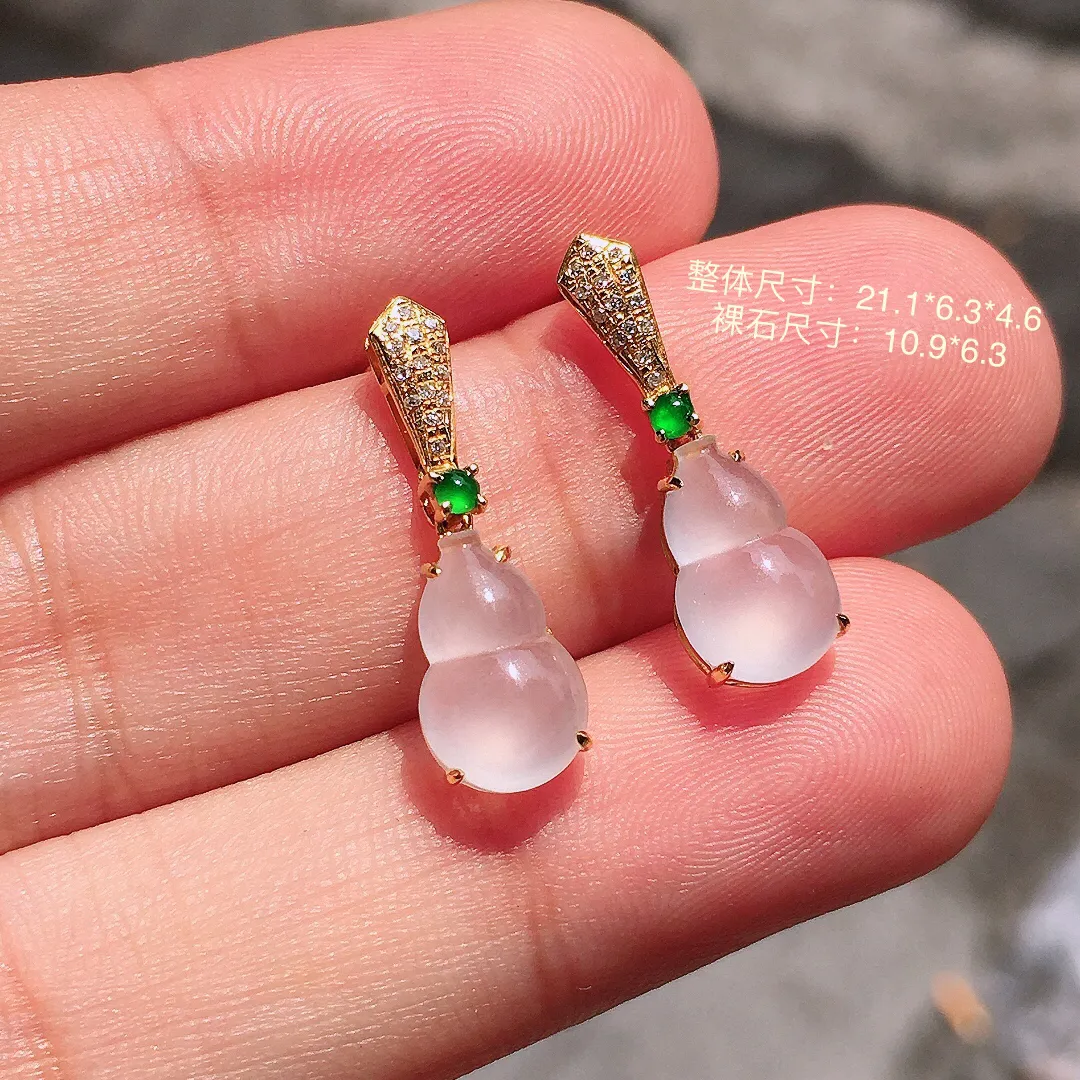 冰种葫芦耳坠，玉质细腻，荧光感超
强，饱满圆润，气质满满。18k
金豪华镶嵌