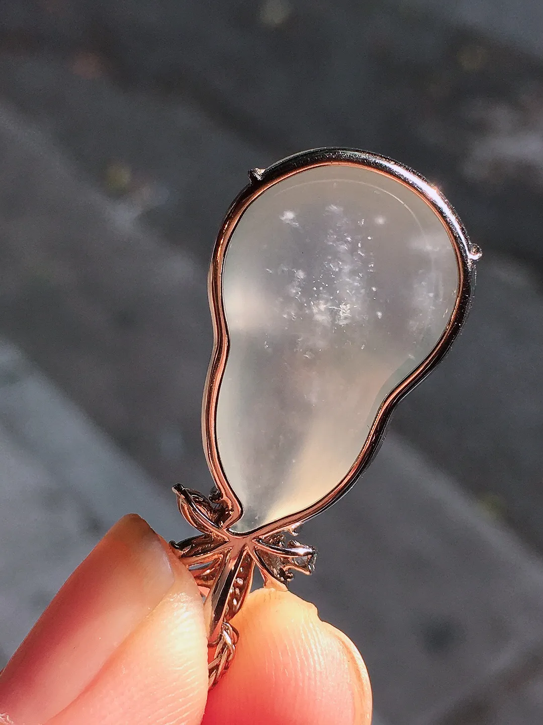 冰种葫芦吊坠，玉质细腻，荧光感超
强，饱满圆润，气质满满。18k
金豪华镶嵌