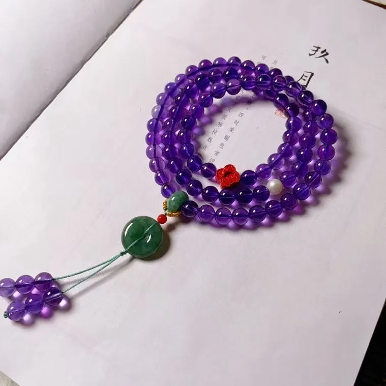 天然精品乌拉圭紫水晶多圈手链，颜色漂亮，实物超美，纯净体，搭配珍珠，朱砂，翡翠跑环，翡翠平安扣吊坠，珠子6.4mm。