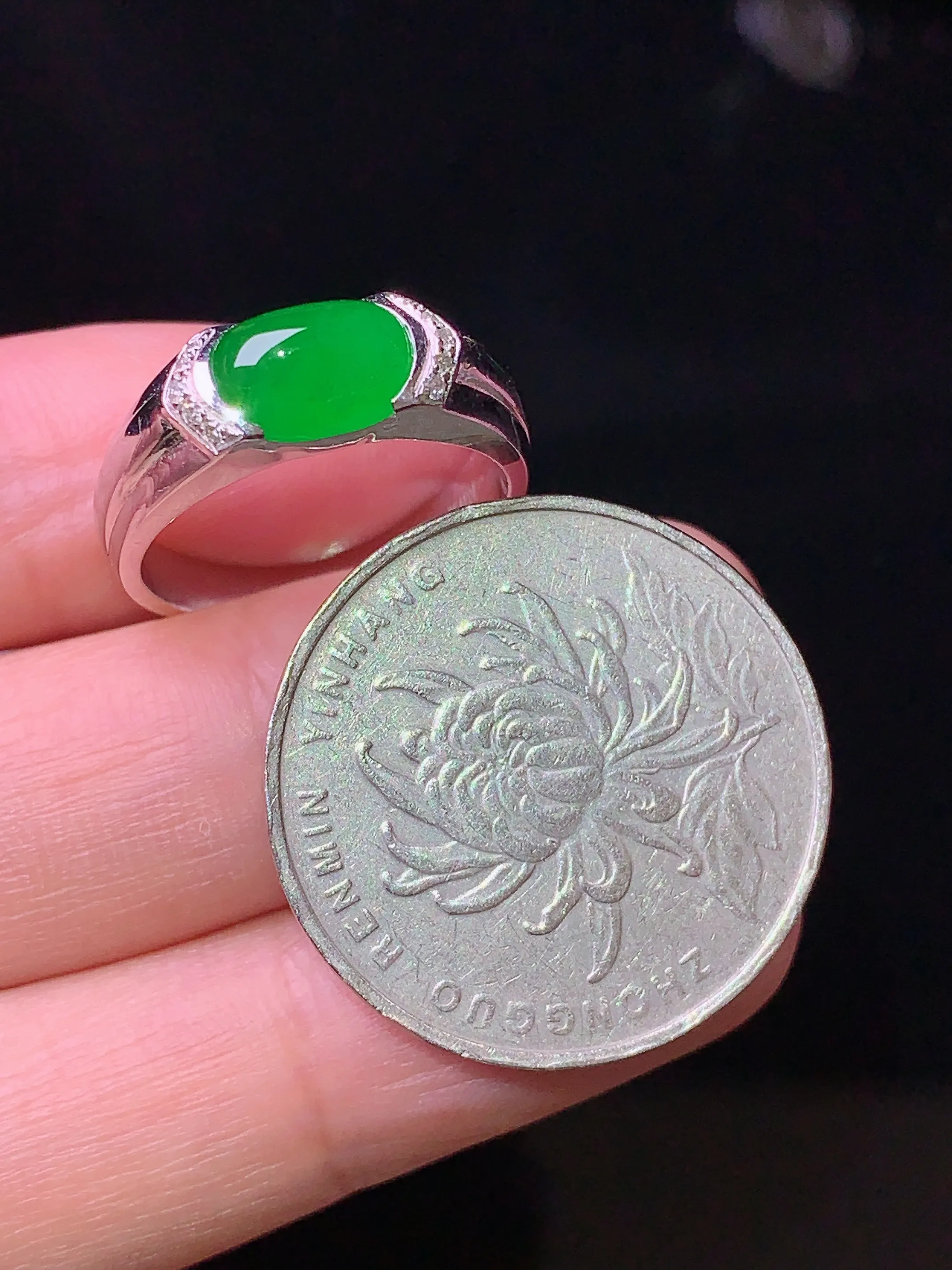 18k金钻镶嵌满绿蛋面戒指 玉质细腻 色泽清新艳丽 圈口12.5 裸石尺寸5.8*8.2*4.5