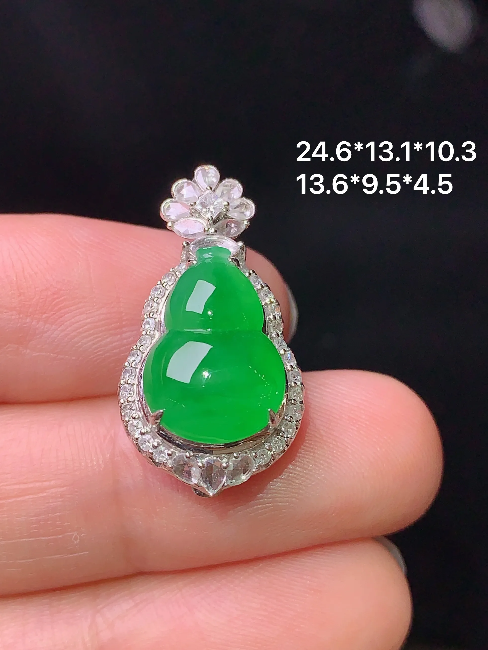18k金钻镶嵌满绿葫芦吊坠 玉质细腻 色泽清新艳丽 整体尺寸24.6*13.1*10.3