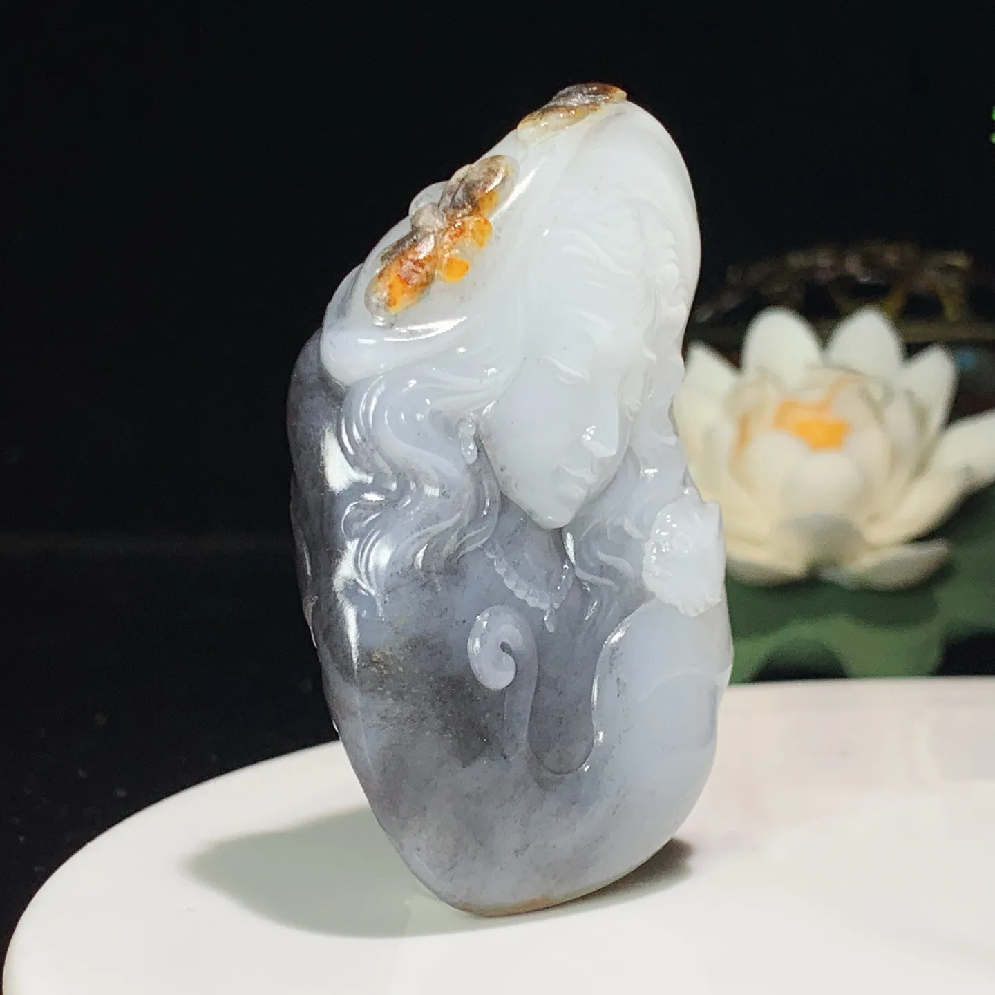 和田玉籽料青花遇贵人把件。尺寸69/42/13重60克 玉质细腻油润 底色纯净 脂粉好，品质好！lt