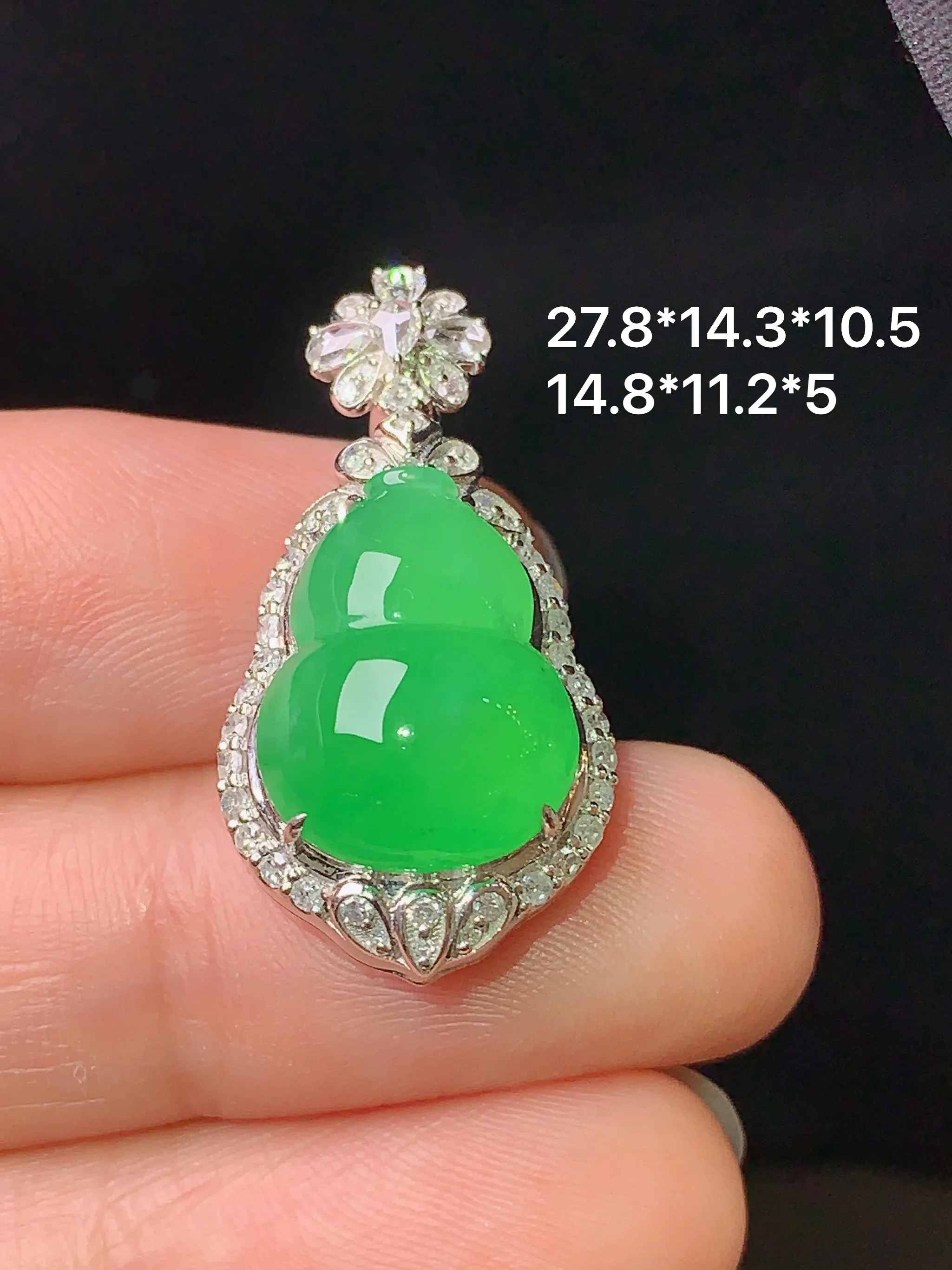 18k金钻镶嵌翠绿葫芦吊坠 玉质细腻 色泽清新艳丽 整体尺寸27.8*14.3*10.5