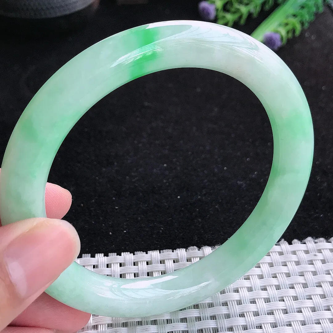 自然光62/9.9/10.2老坑精美冰润飘绿圆条手镯大圈口圆玉镯百搭