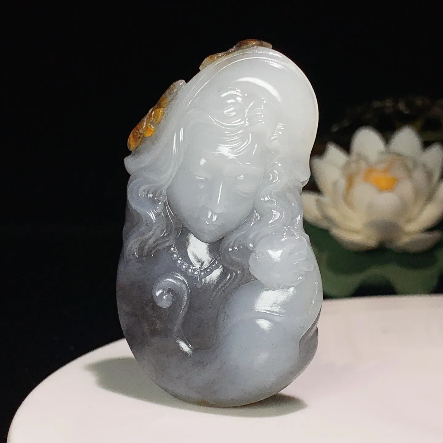 和田玉籽料青花遇贵人把件。尺寸69/42/13重60克 玉质细腻油润 底色纯净 脂粉好，品质好！lt250727