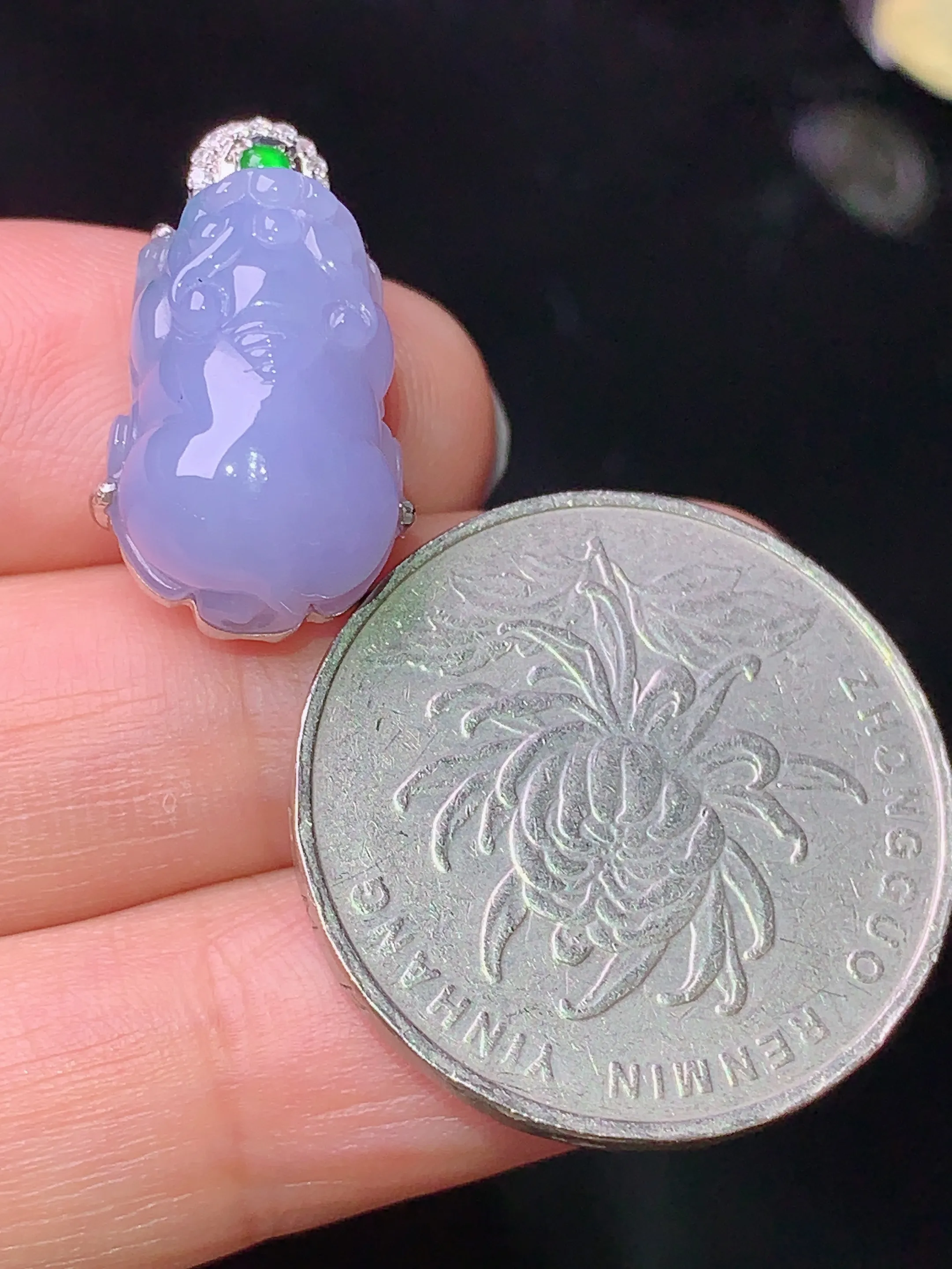 18k金钻镶嵌紫罗兰貔貅吊坠 玉质细腻 色泽清新艳丽 整体尺寸20.3*11*9.8