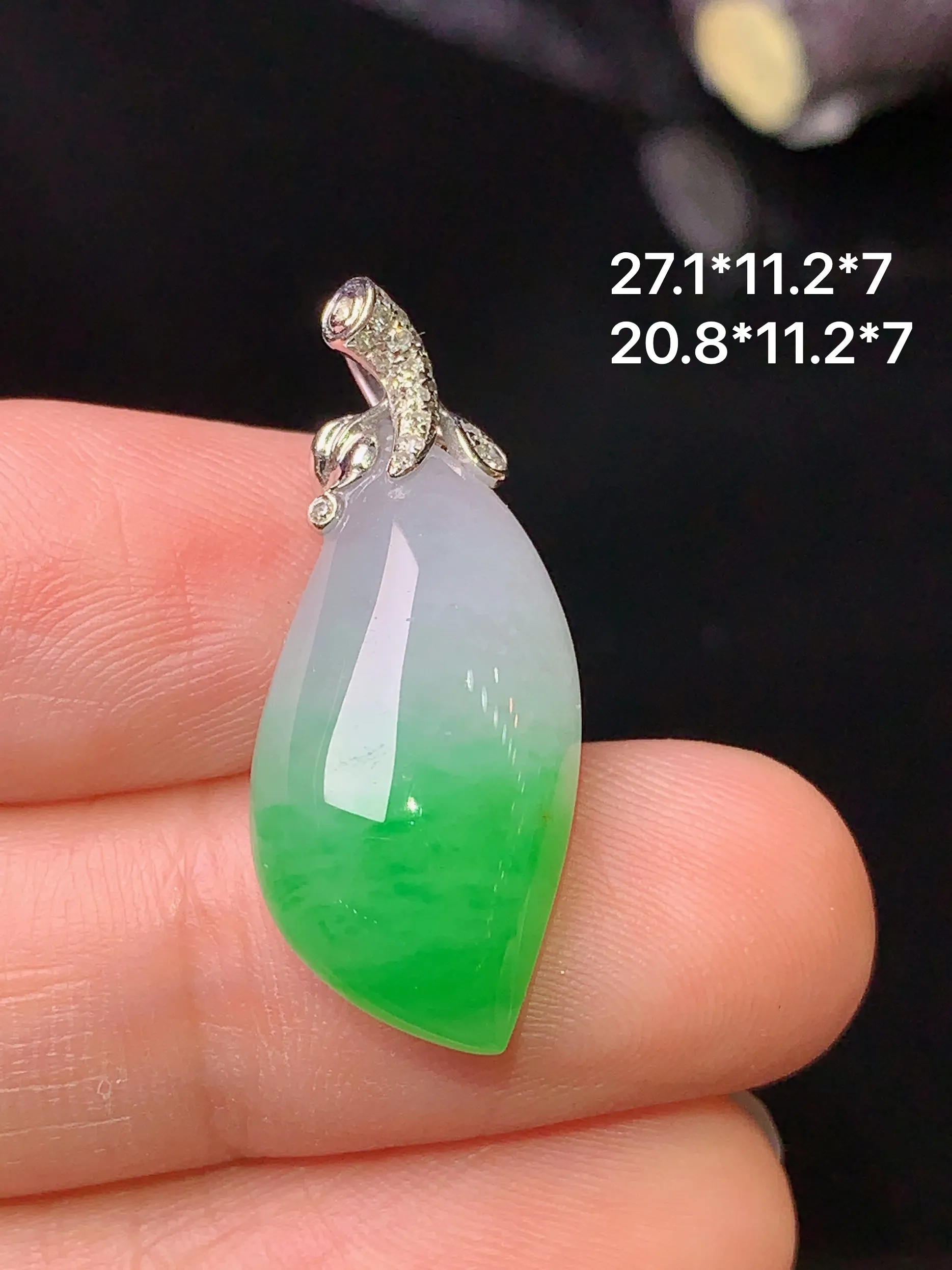 18k金钻镶嵌飘绿随形吊坠 玉质细腻 色泽清新艳丽 整体尺寸27.1*11.2*7