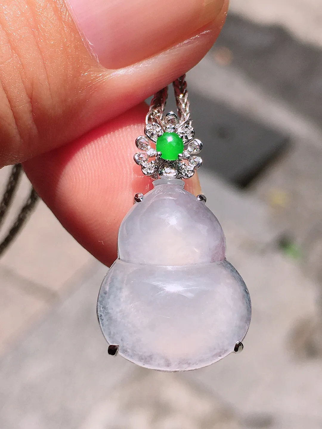 冰种葫芦吊坠，玉质细腻，荧光感超
强，饱满圆润，气质满满。18k
金豪华镶嵌