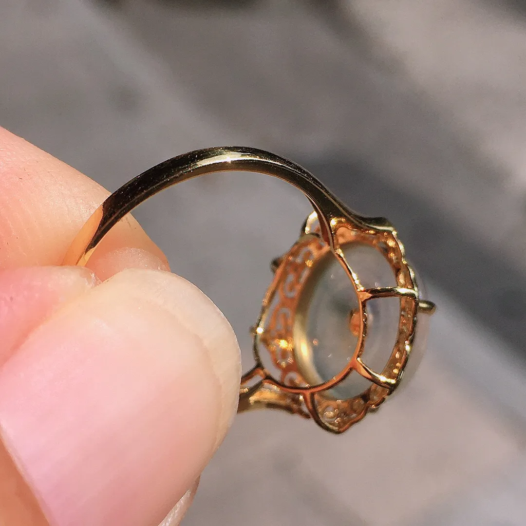 冰种平安扣戒指，玉质细腻，荧光感超
强，饱满圆润，气质满满。18k
金豪华镶嵌