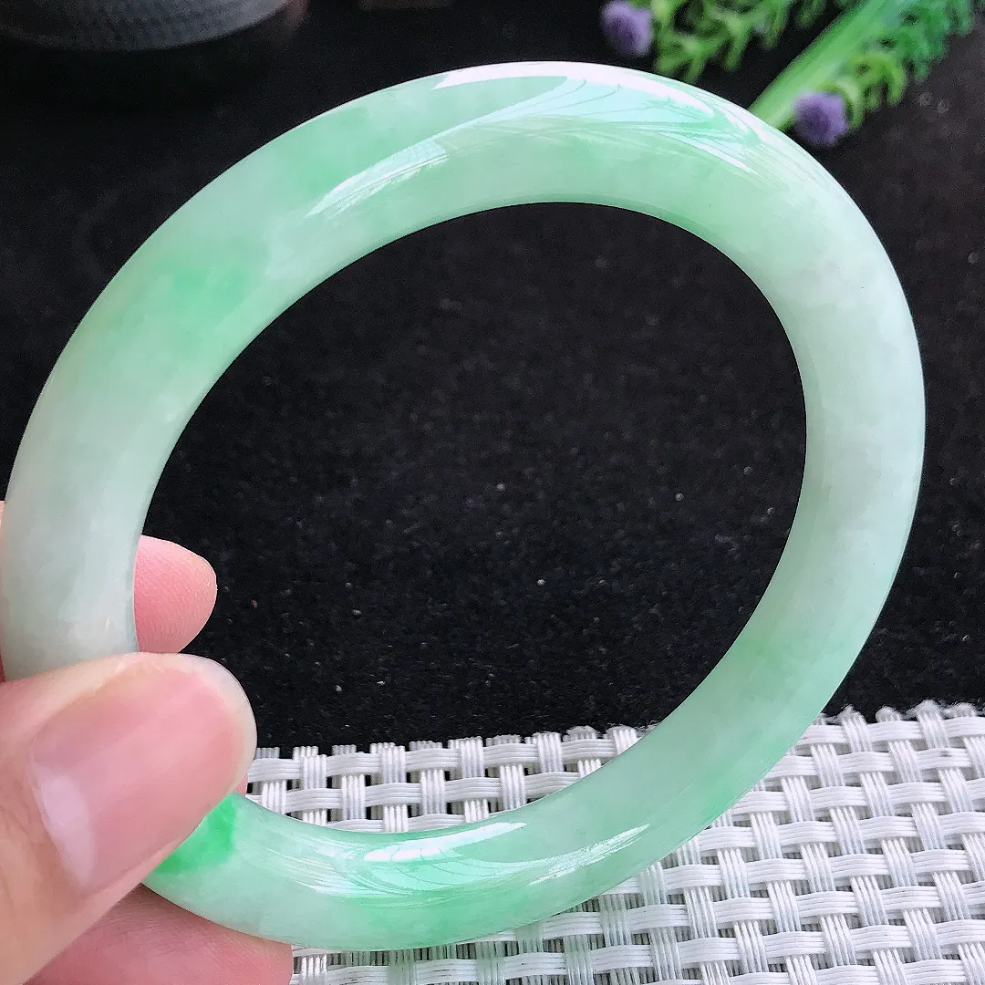 自然光62/9.9/10.2老坑精美冰润飘绿圆条手镯大圈口圆玉镯百搭
