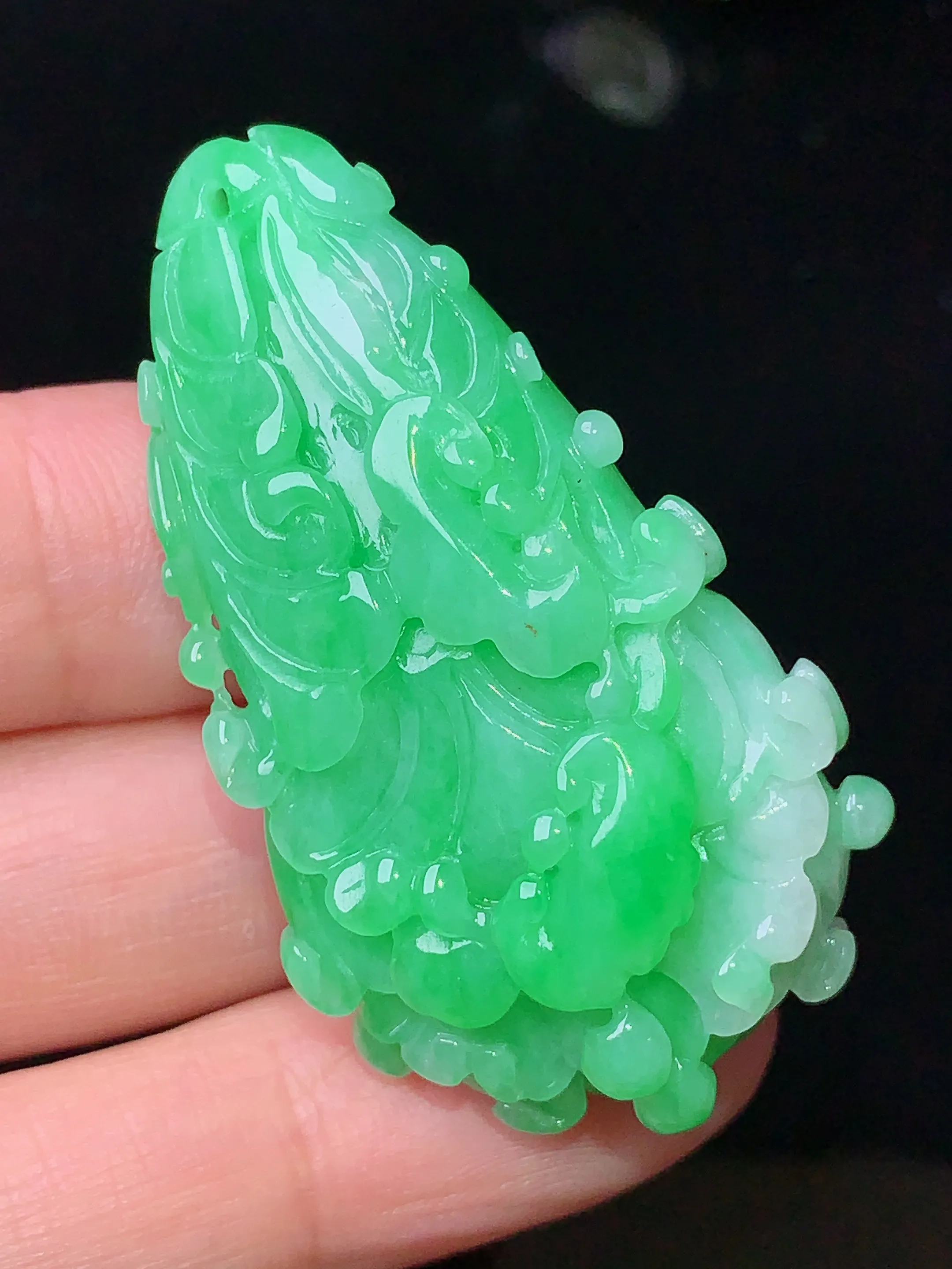 翠绿白菜吊坠 玉质细腻 色泽清新艳丽 整体尺寸45.2*25.7*17.5