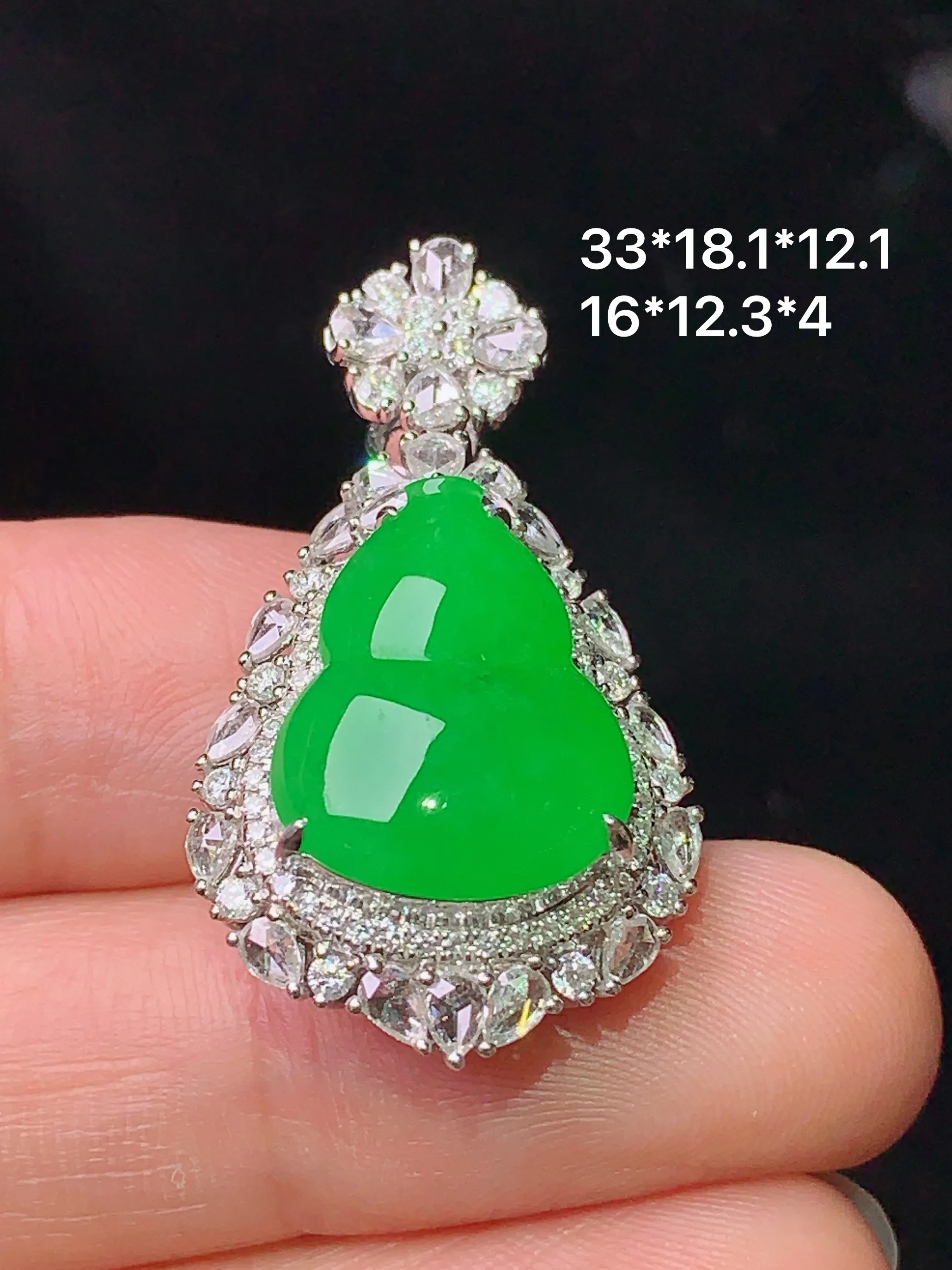18k金钻镶嵌满绿葫芦吊坠 玉质细腻 色泽清新艳丽 整体尺寸33*18.1*12.1