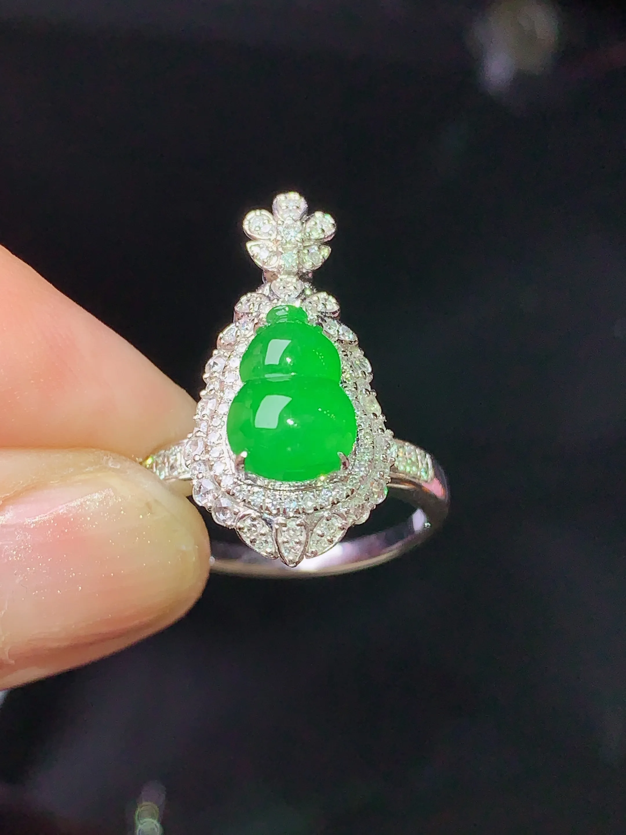 18k金钻镶嵌翠绿葫芦戒指吊坠两用款 玉质细腻 色泽清新艳丽 圈口13.5 整体尺寸22.2*11.2*11.2