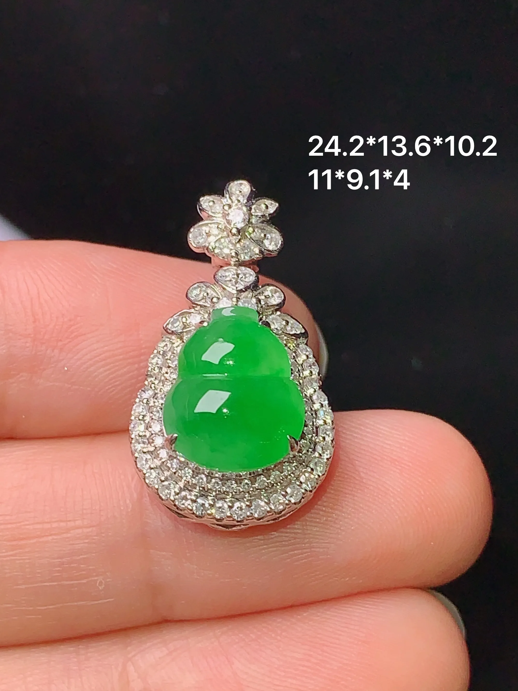 18k金钻镶嵌翠绿葫芦吊坠 玉质细腻 色泽清新艳丽 整体尺寸24.2*13.6*10.2