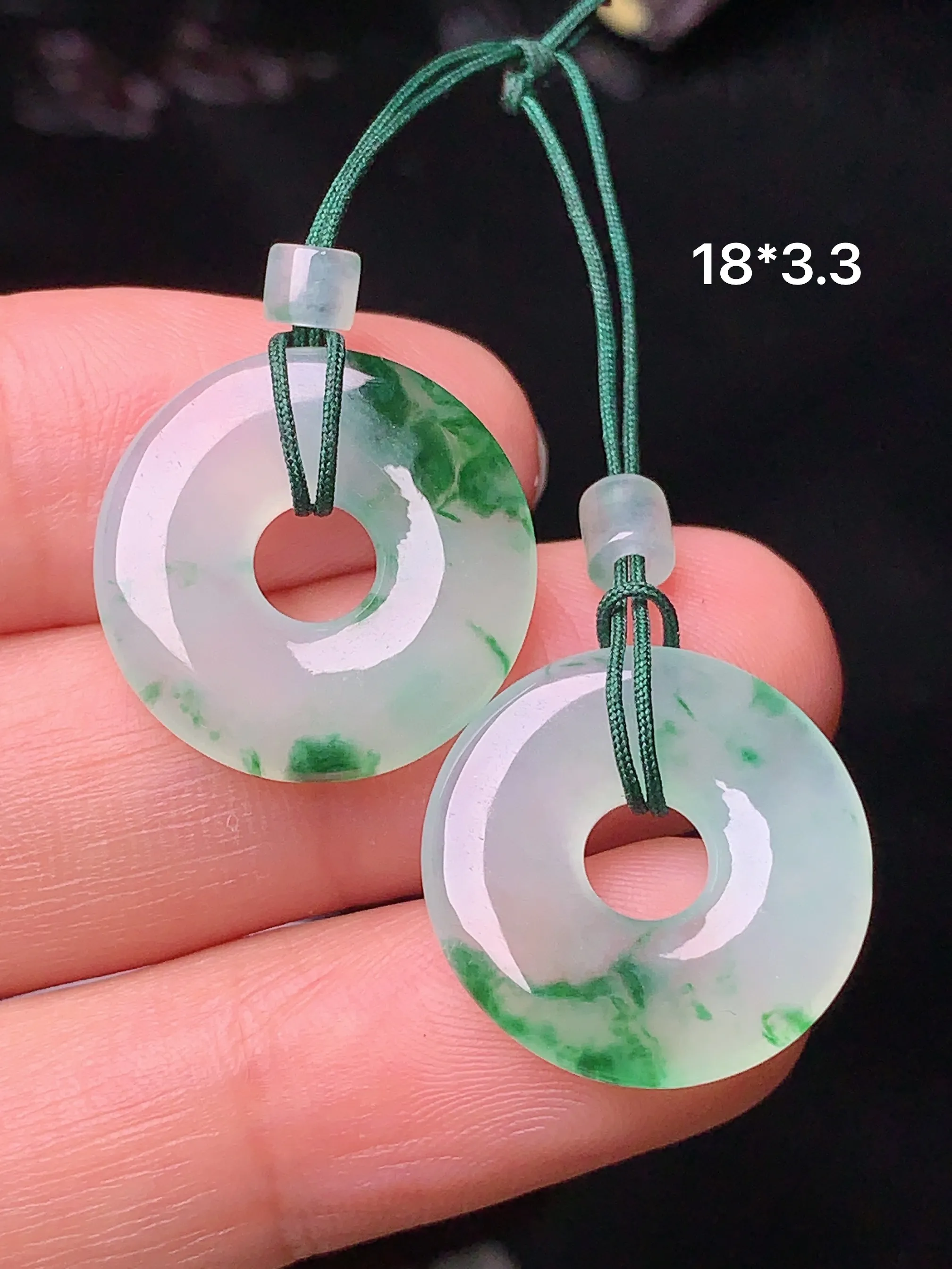 飘绿平安环一对 玉质细腻 色泽清新艳丽 整体尺寸18*3.3