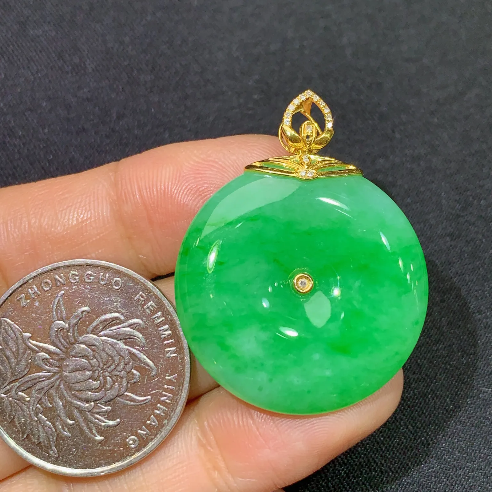 阳绿平安扣吊坠，18k金镶嵌，冰润色阳，玉质细腻，种水足 尺寸36.1*28.4*5.4
