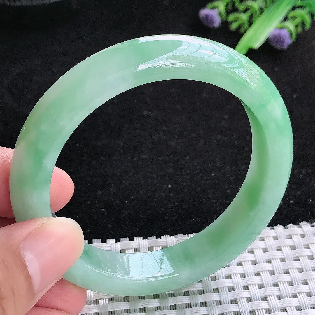 自然光55.5/12.1/8.6老坑精美冰润飘绿手镯宽边玉镯百搭