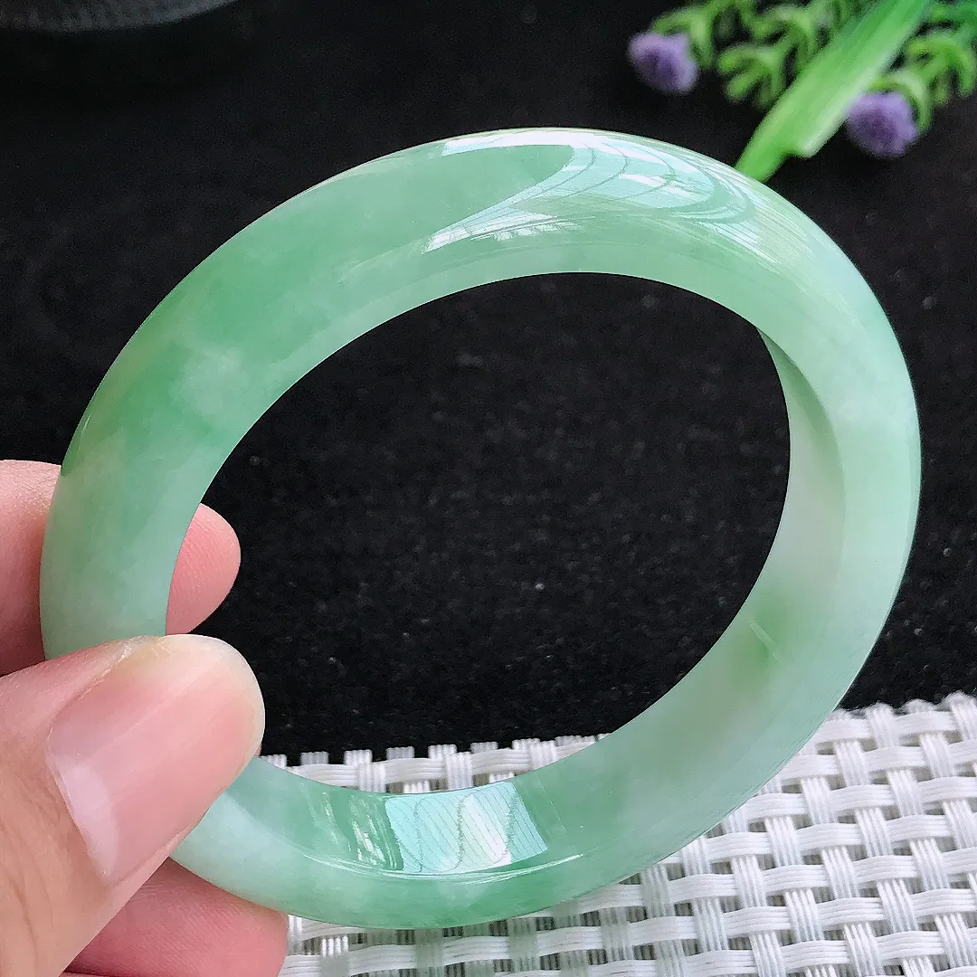 自然光55.5/12.1/8.6老坑精美冰润飘绿手镯宽边玉镯百搭
