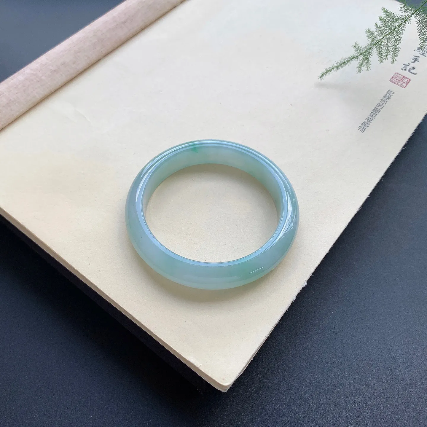 57圈口飘花正圈手镯 尺寸：57-12-8.3，无纹裂，细腻光滑，清爽干净