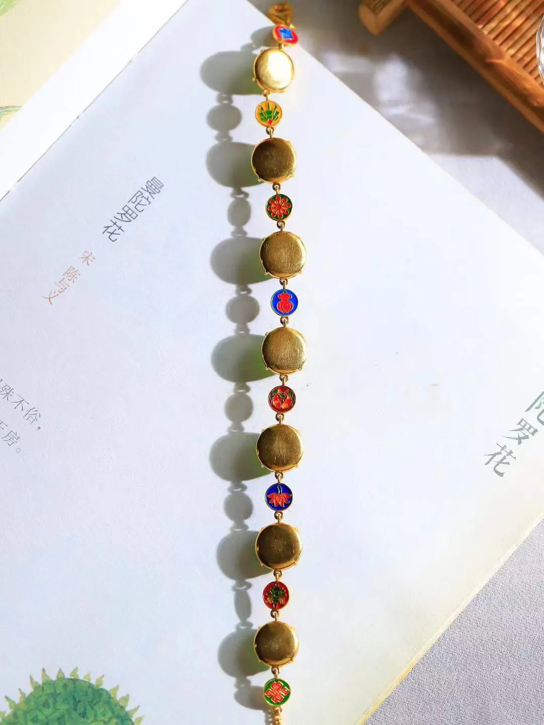 【金镶玉.手链】

精品18K金镶嵌和田玉碧玉猫眼手链，以珍稀之礼，寄永恒之愿  ，护佑身心康泰；1
