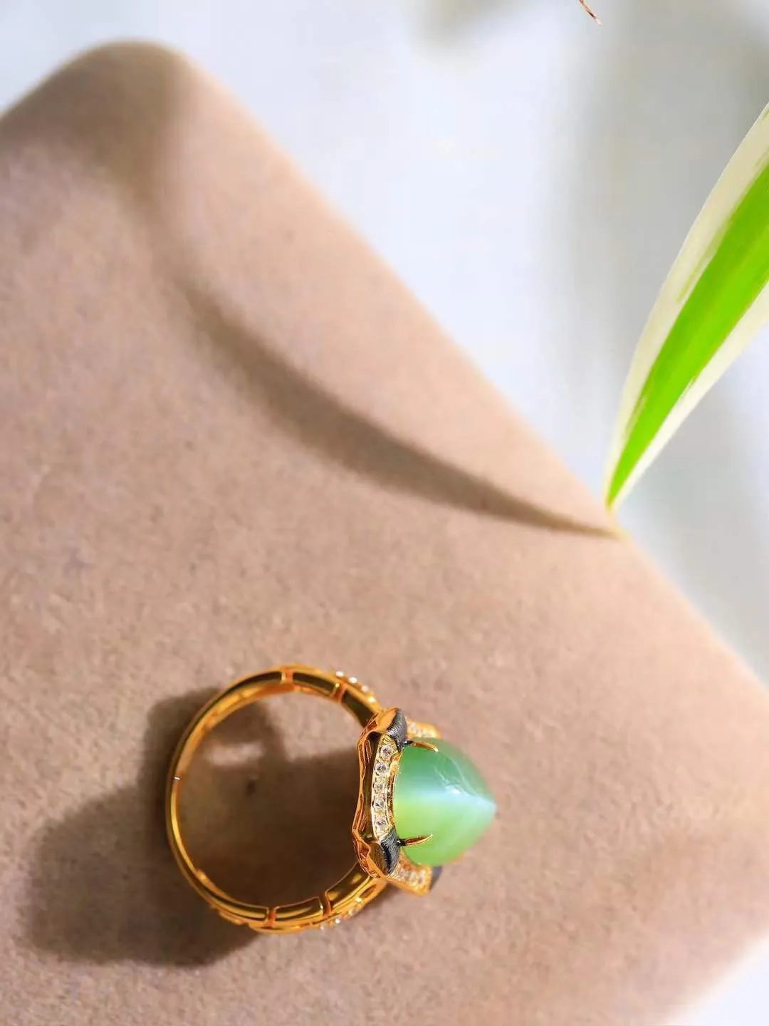 【金镶玉.戒指】

精品和田玉碧玉猫眼18k金戒指 玉质细腻温润 油性十足 ，不论时光如何流转变化，这枚戒指始终闪耀着最初的光芒。精工镶嵌18K金 （保真金 可检测贵金属18K金） 重4.4克 尺寸17.5-12-9.7mm 78602958A